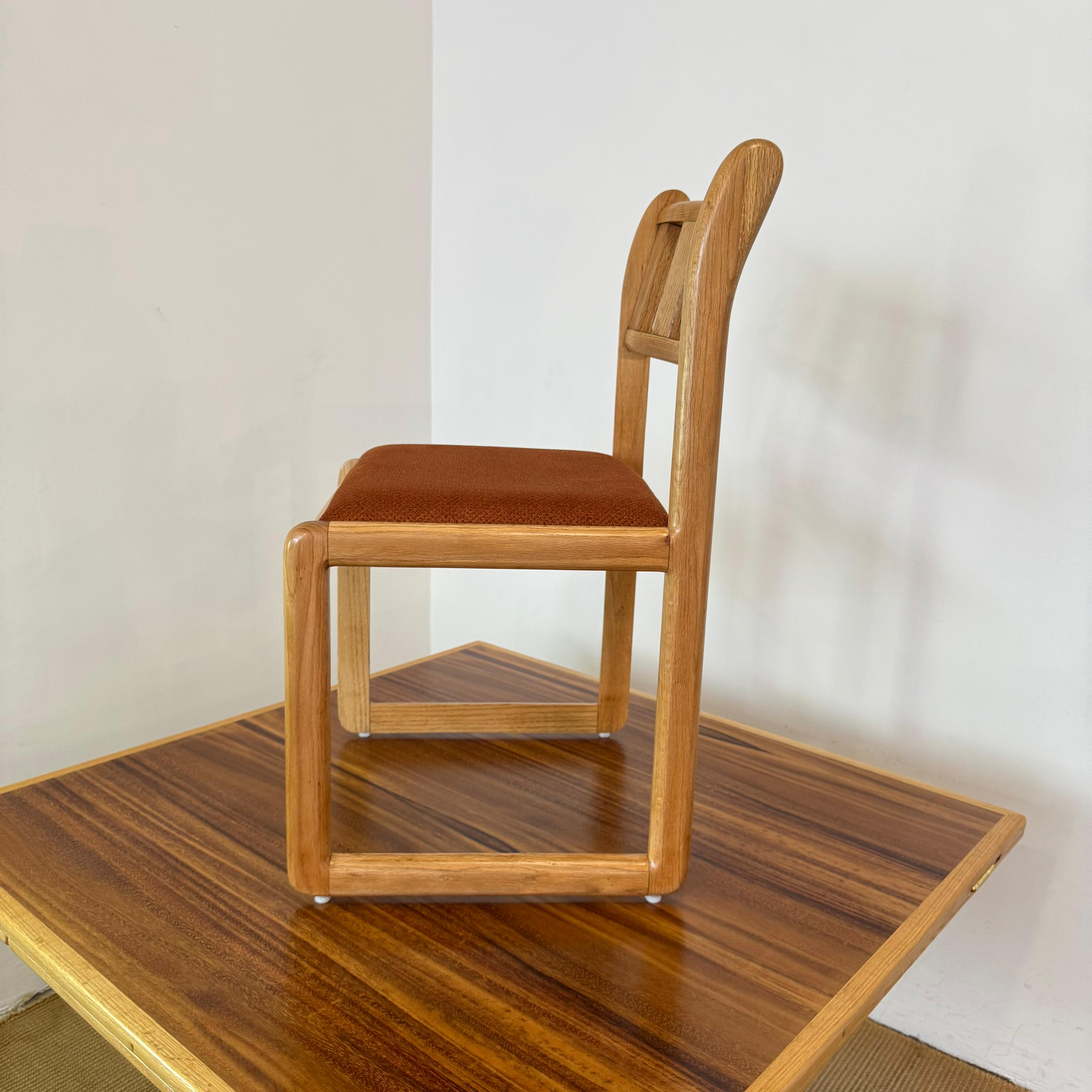 Comedor estilo Danés. (Mesa y 6 sillas)