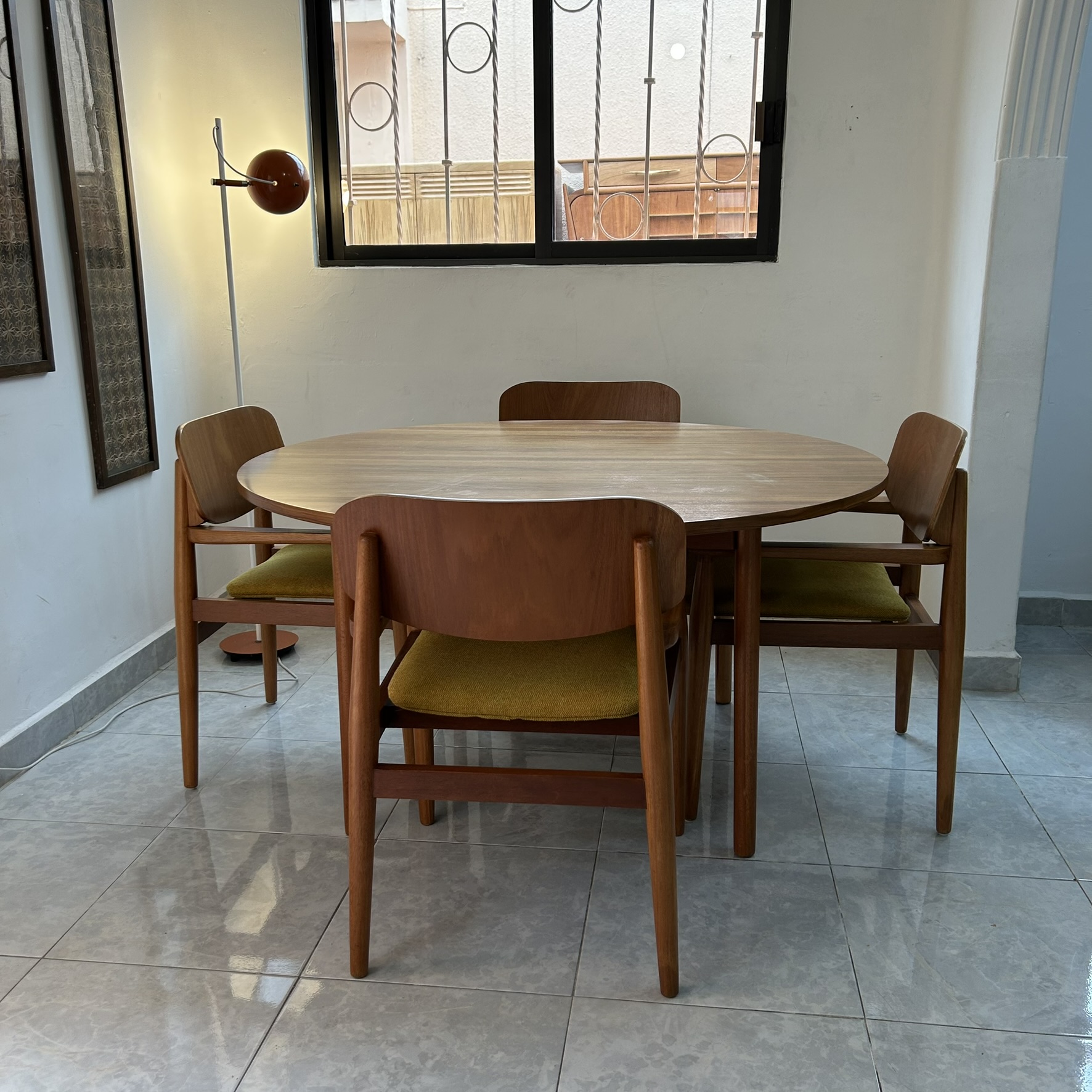 Mesa de comedor Van Beuren, línea Edimburgo con 4 sillas