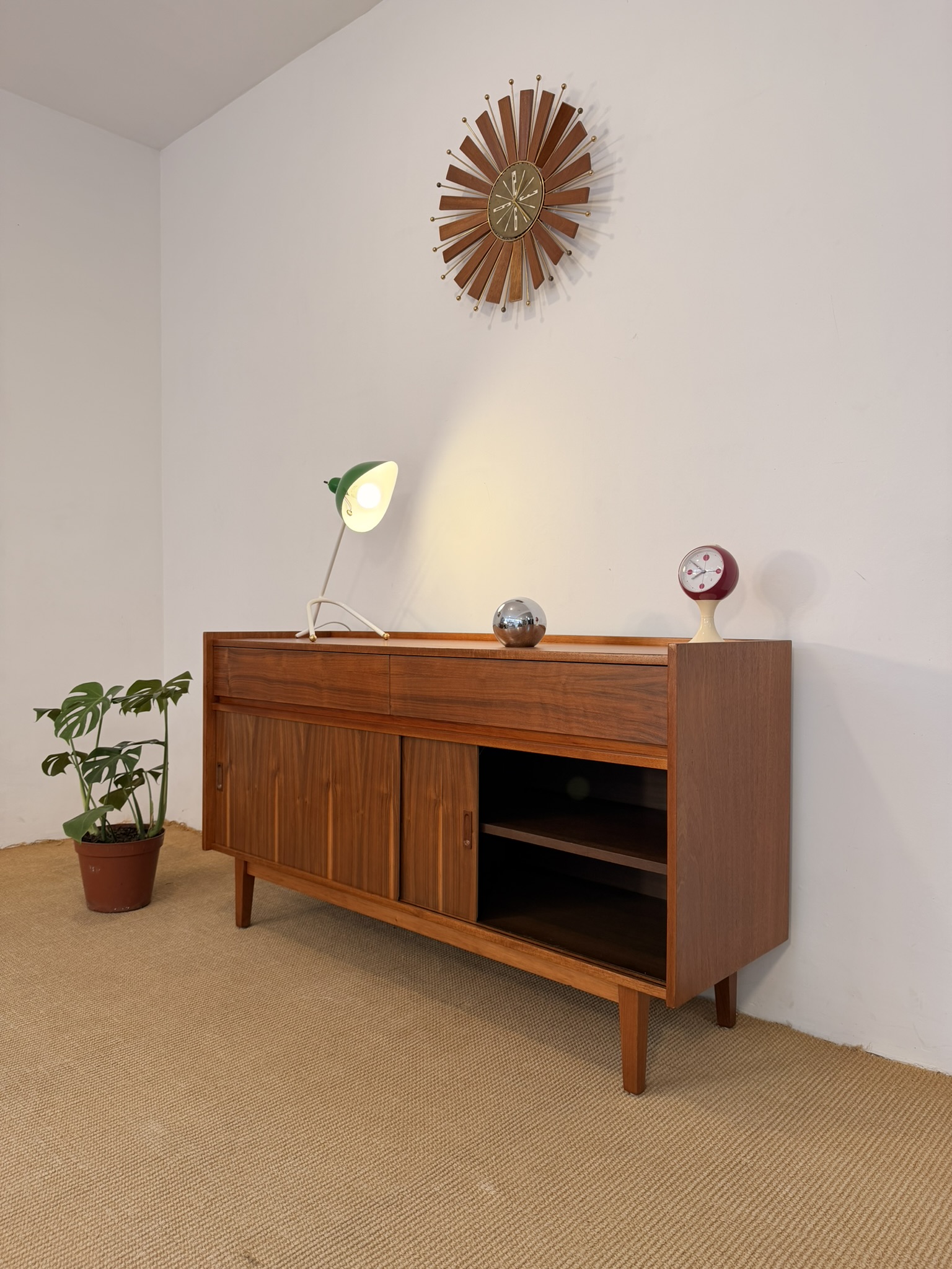 Credenza M. Van Beuren.