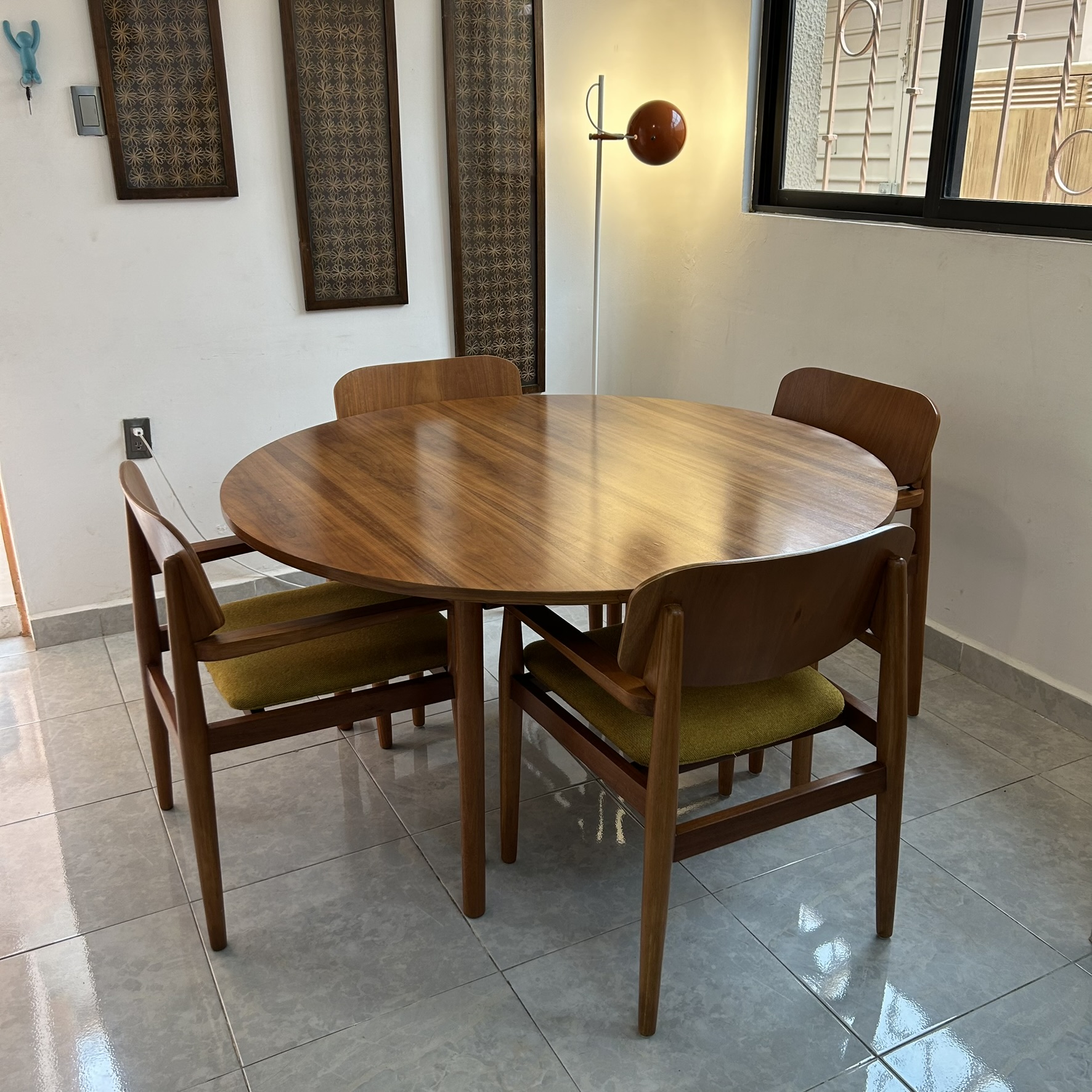 Mesa de comedor Van Beuren, línea Edimburgo con 4 sillas