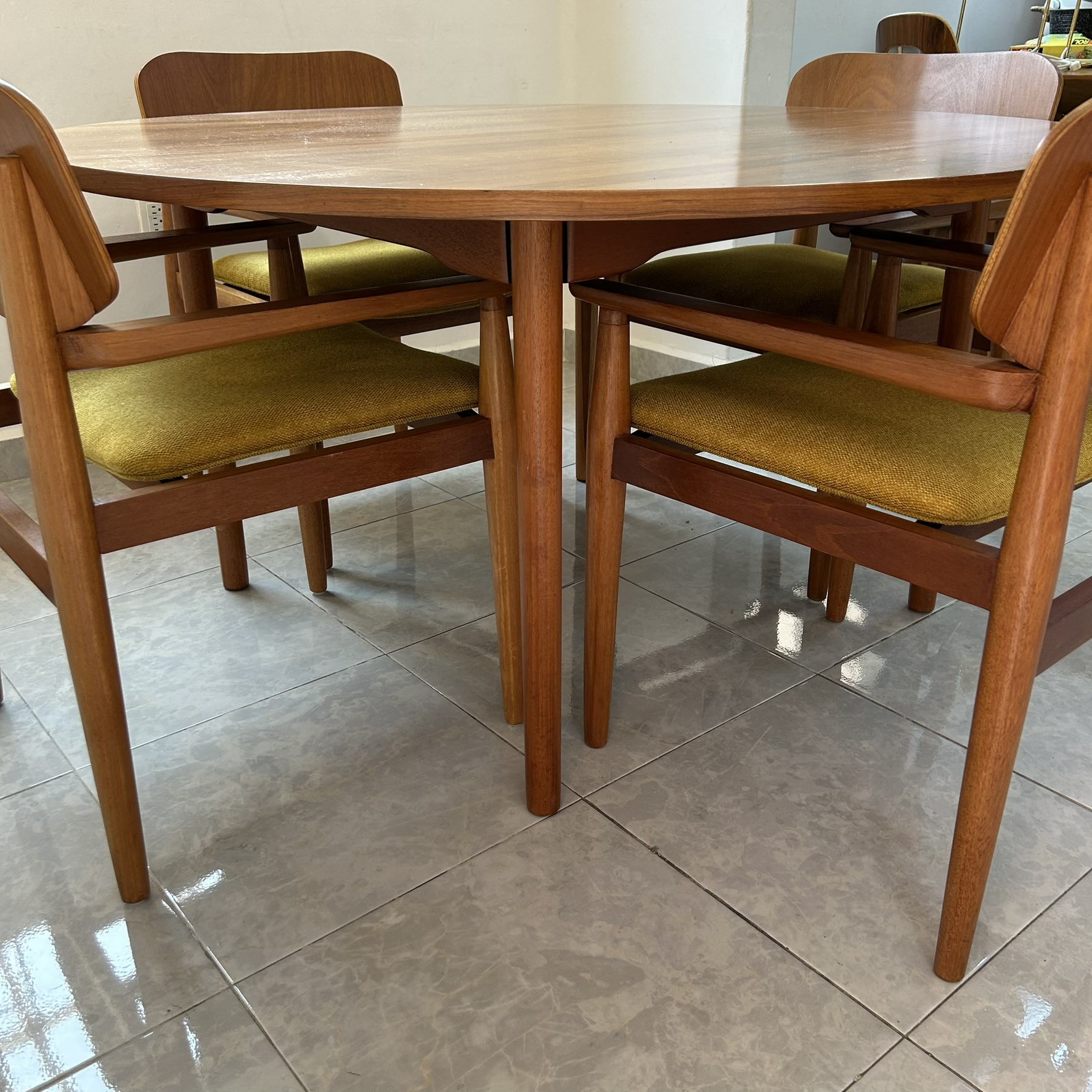 Mesa de comedor Van Beuren, línea Edimburgo con 4 sillas