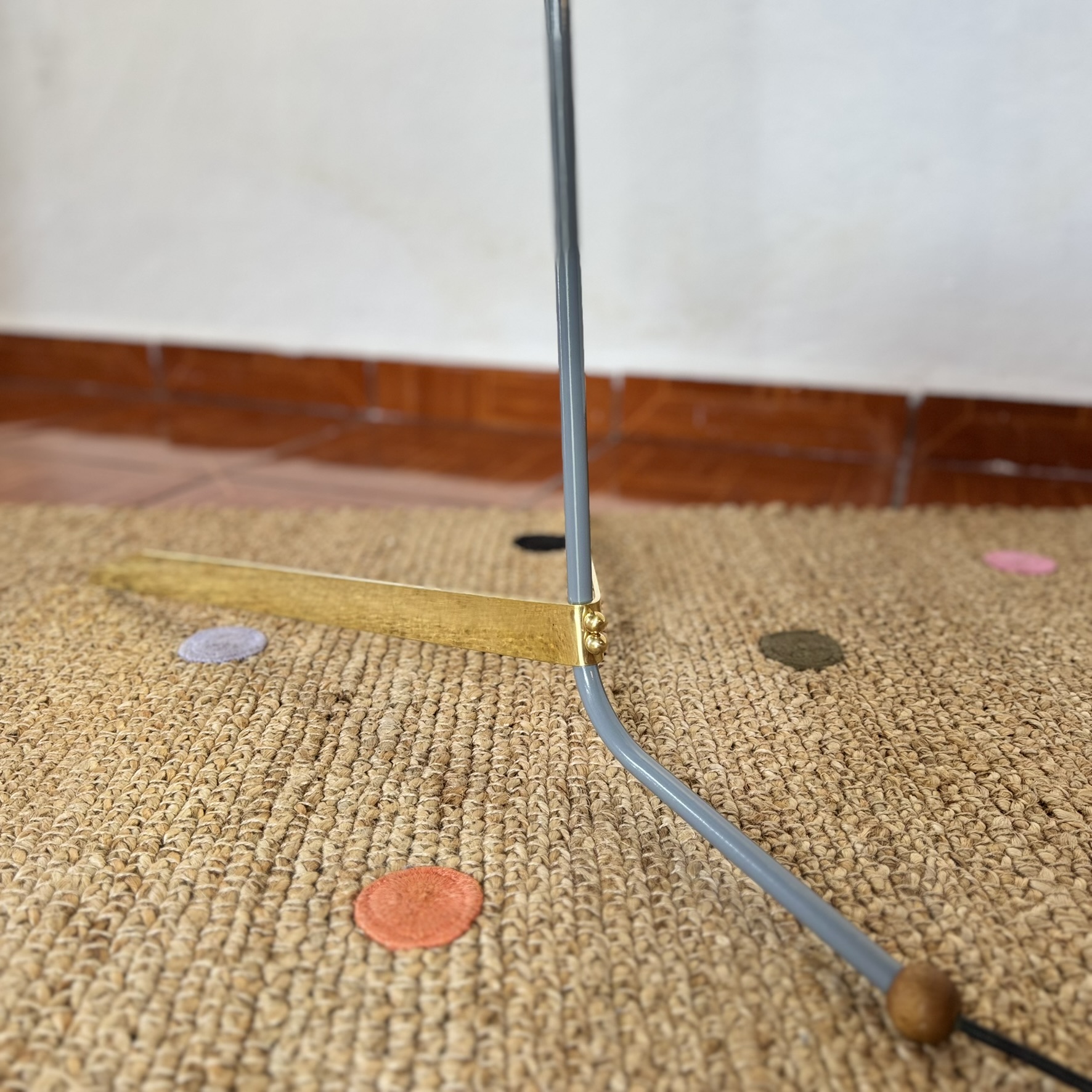 Lámpara de piso “V”