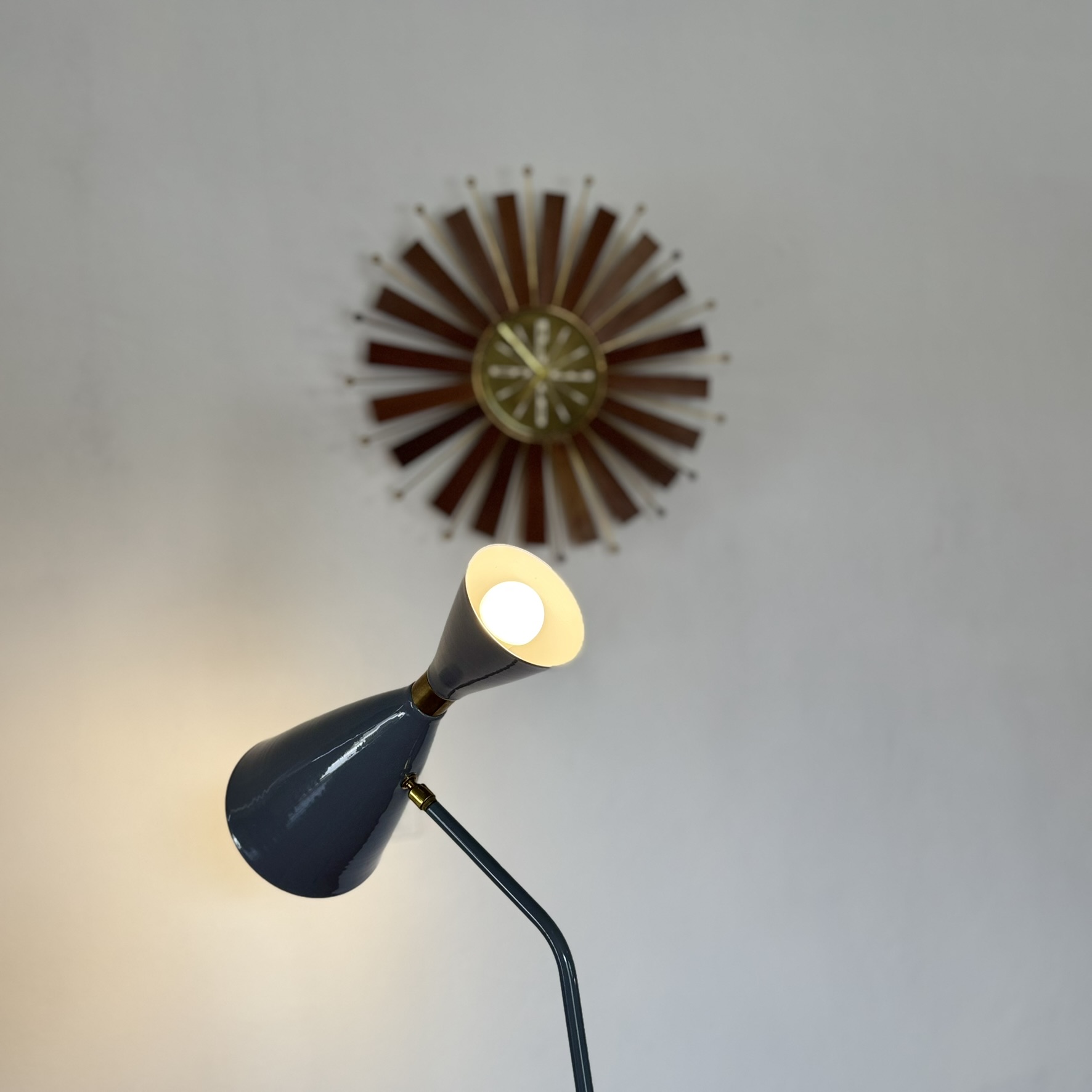 Lámpara de piso “V”