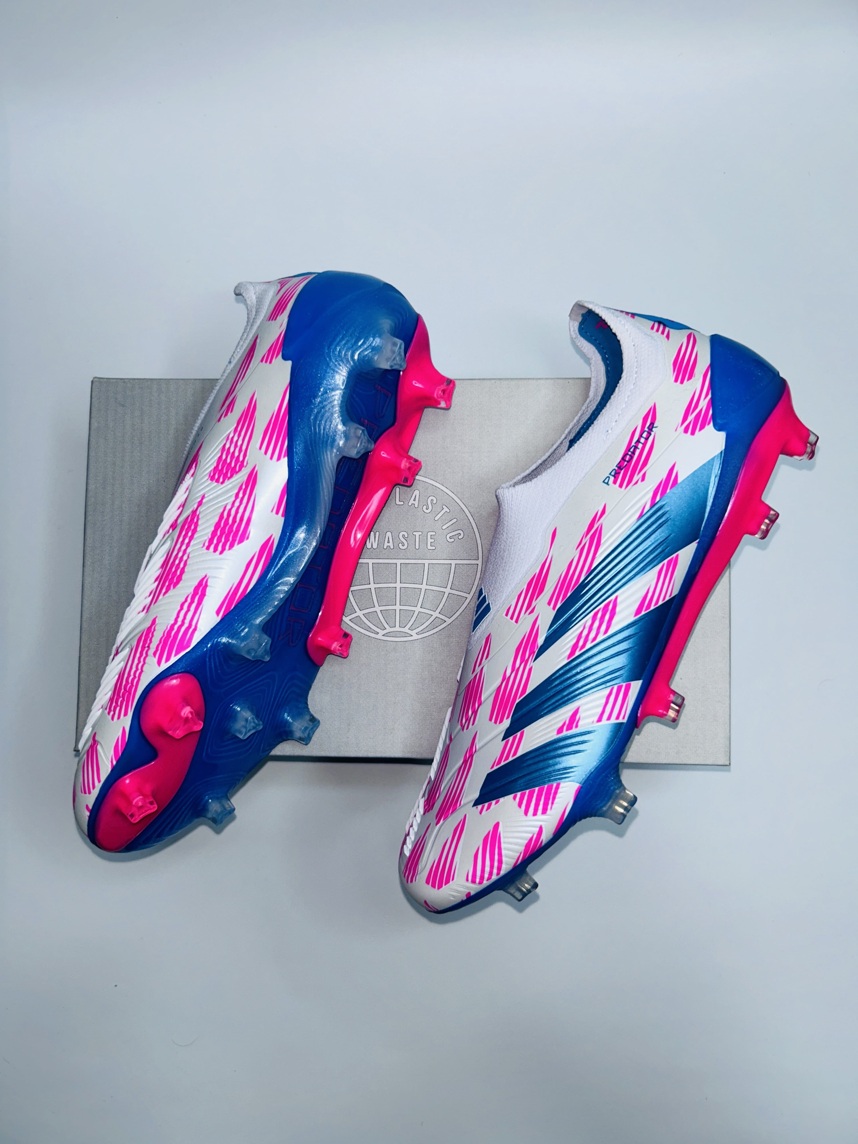 Predator 30 Bluepink Colourway Laceless
