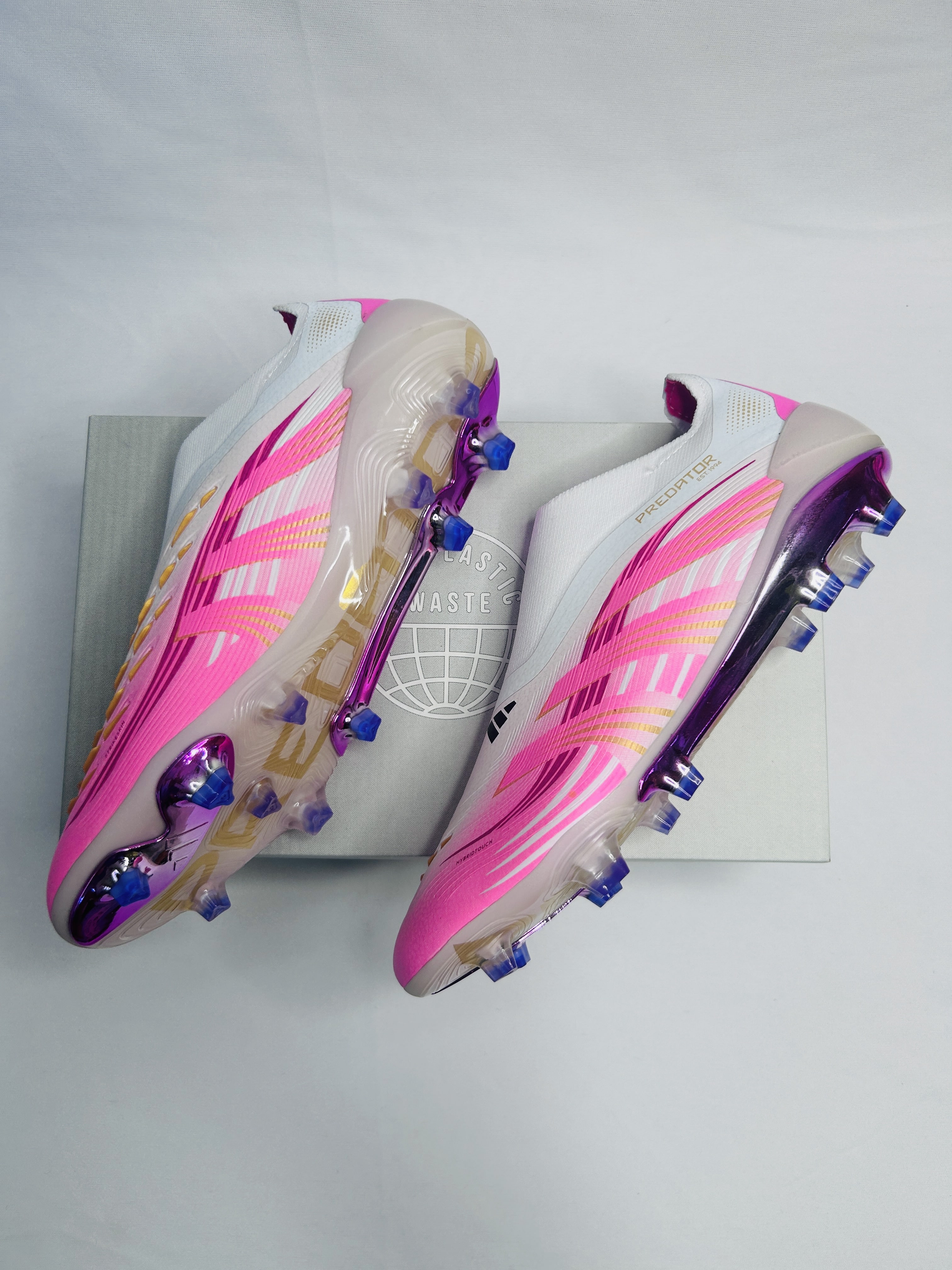 Predator 30 White & Pink Colourway Laceless