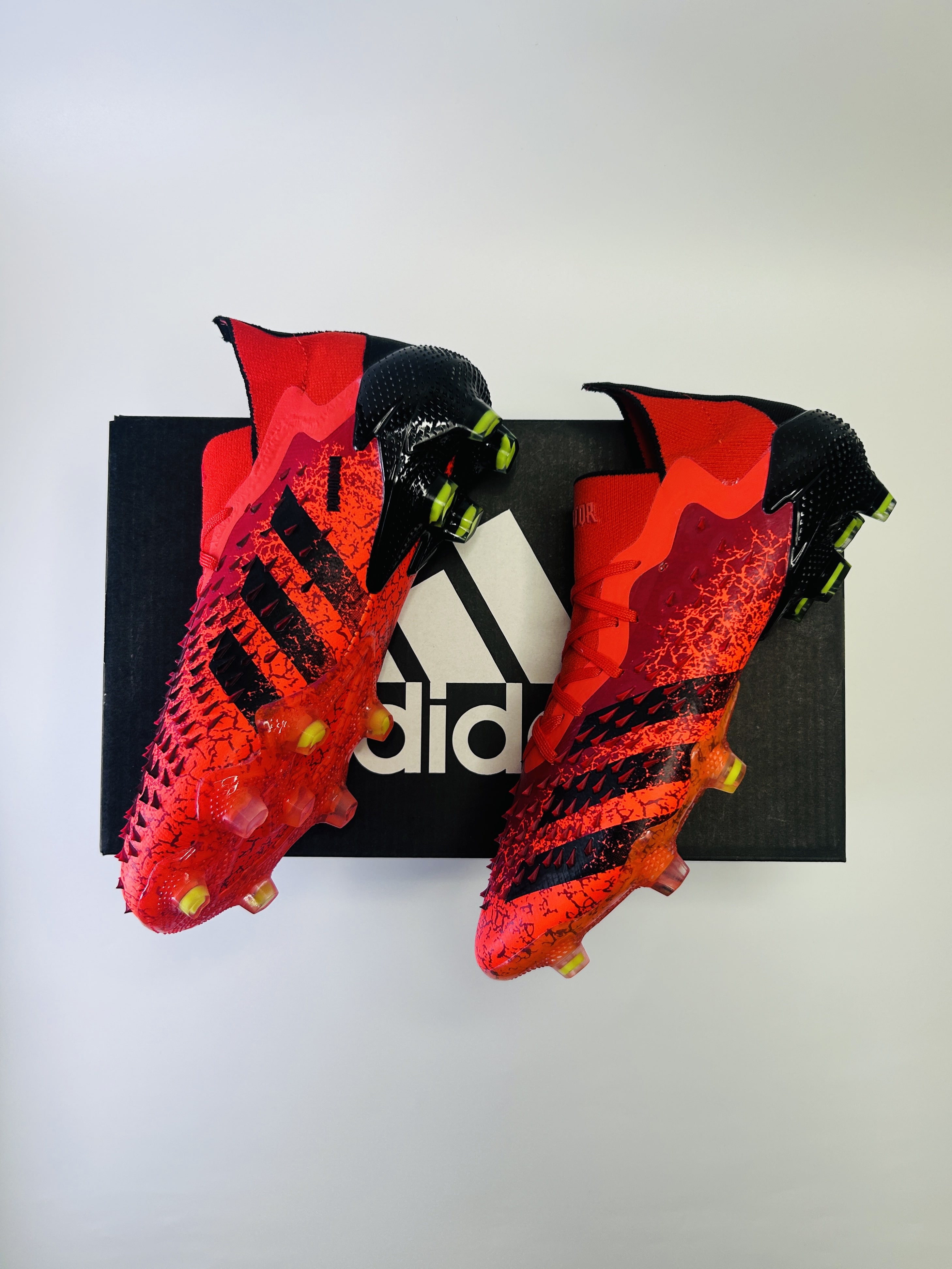 Predator Freak Solar Red