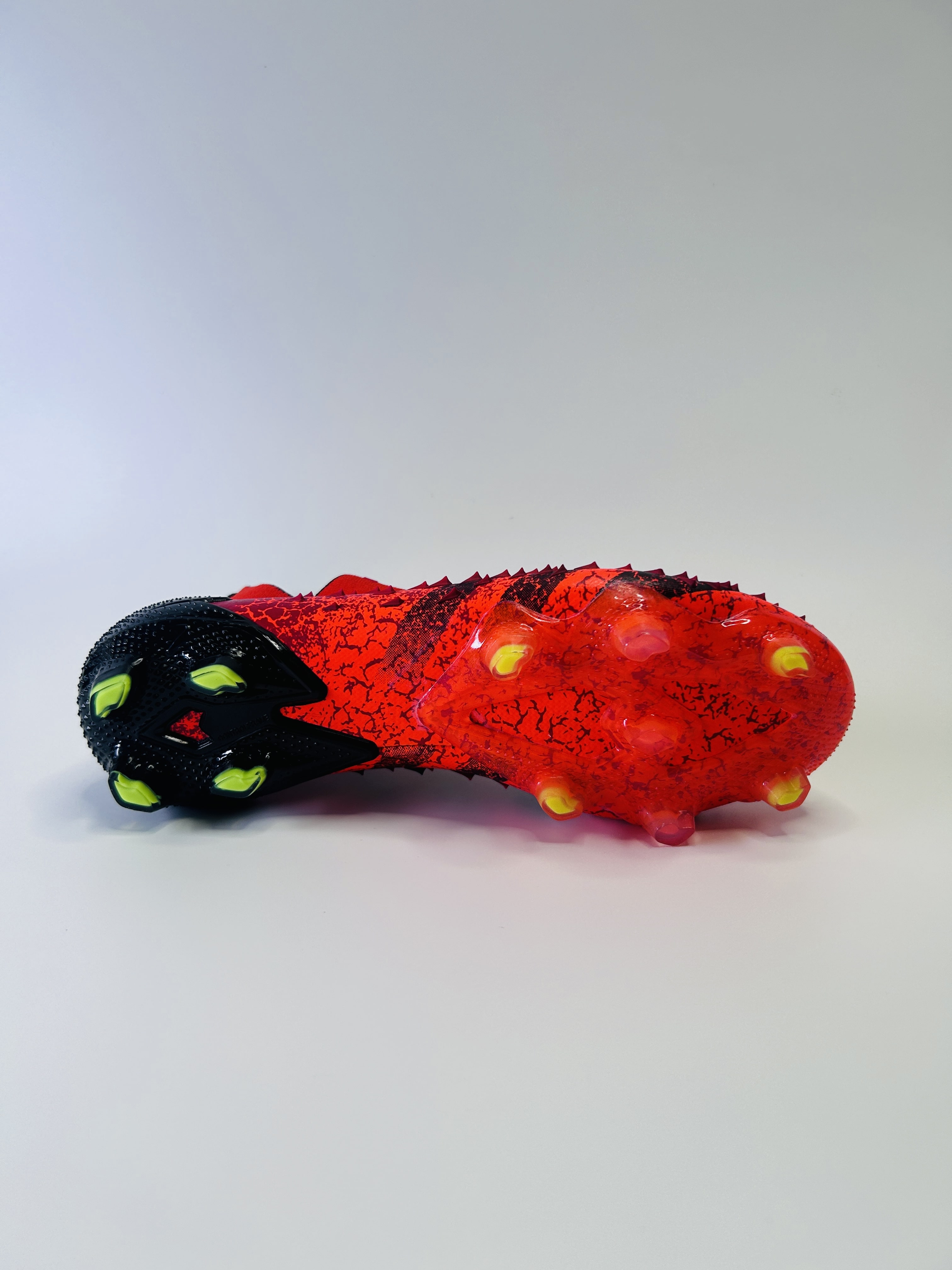 Predator Freak Solar Red