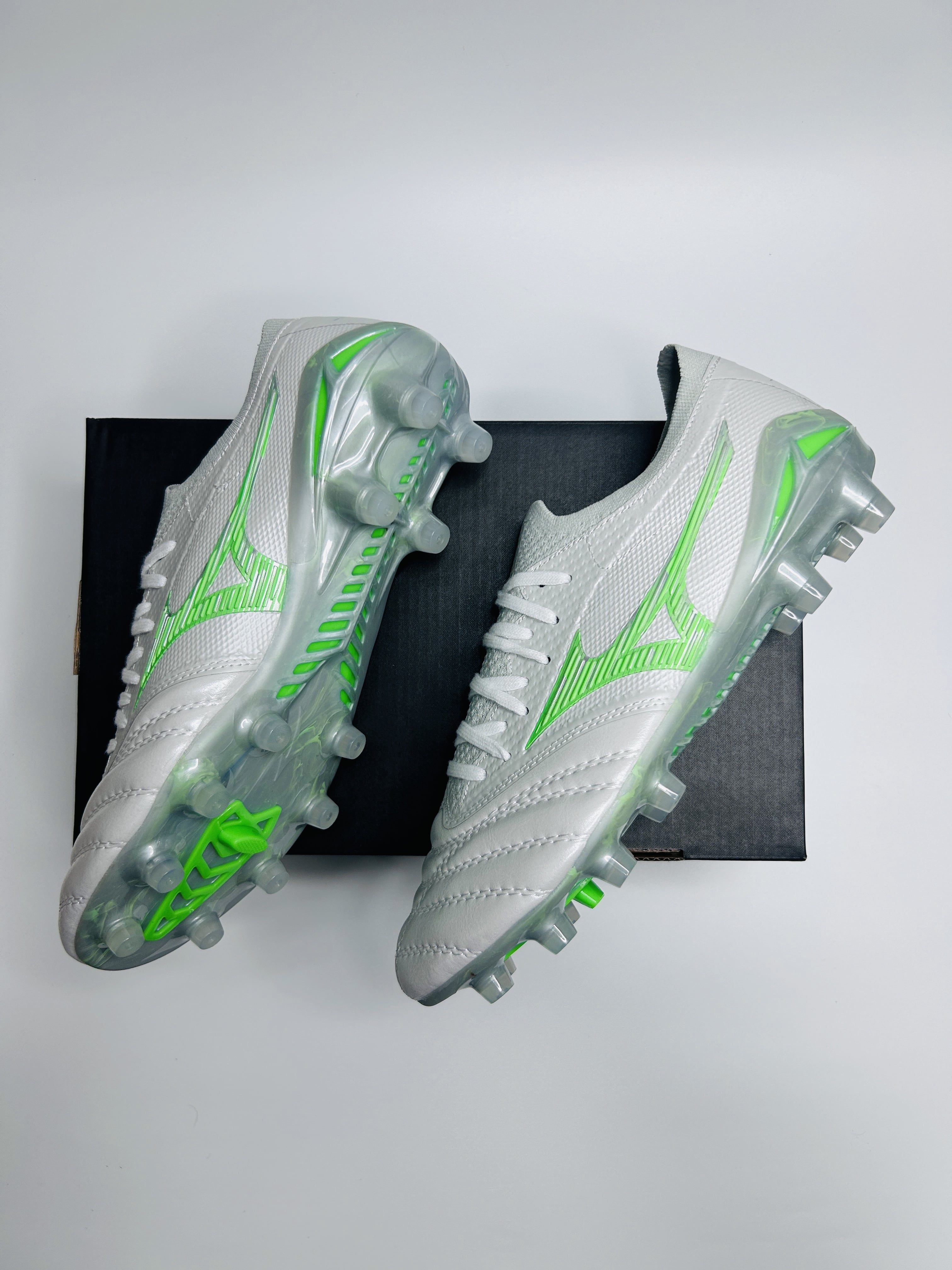 Mizuno White  Green colourway
