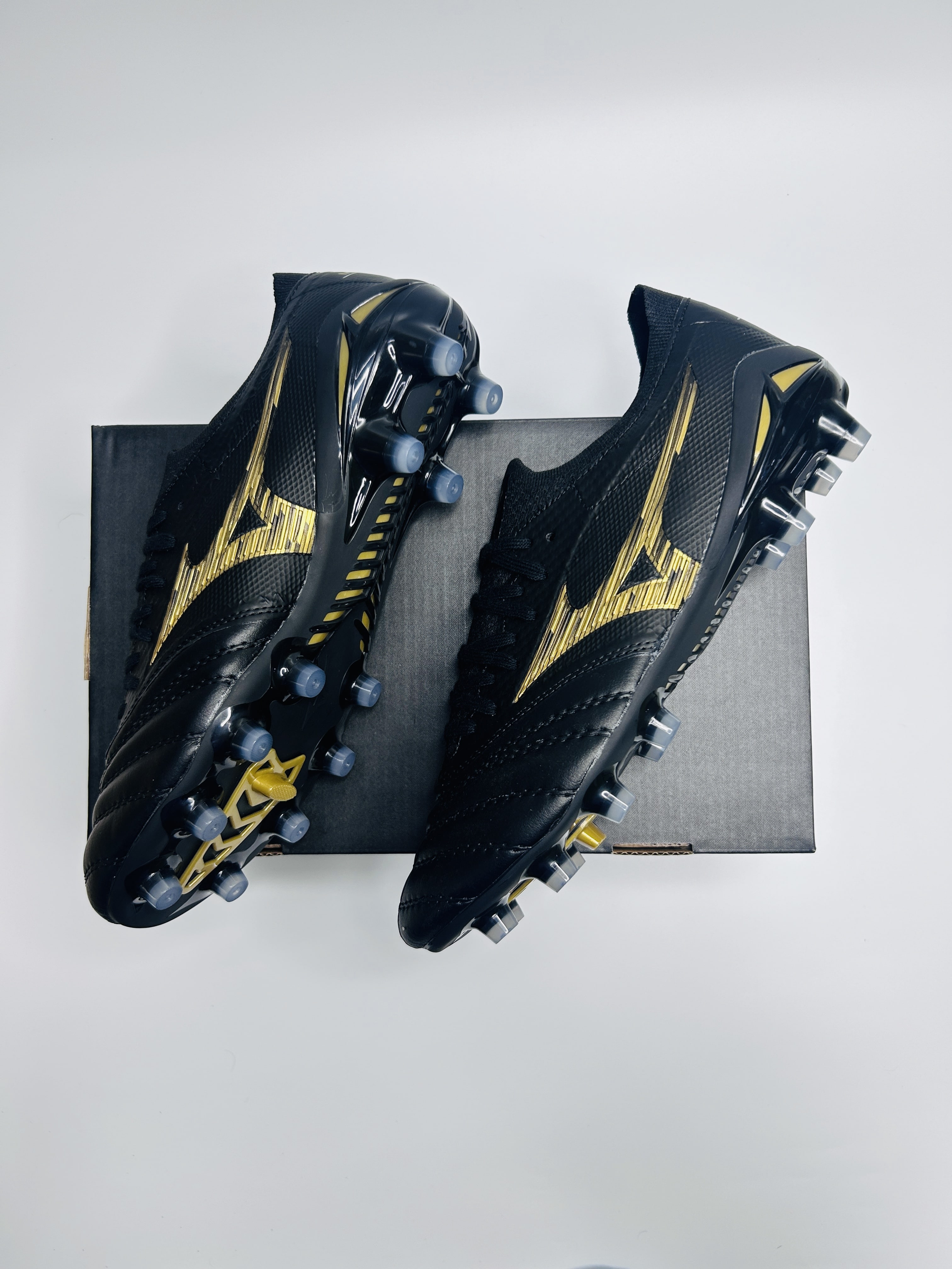 Mizuno Black Gold colourway