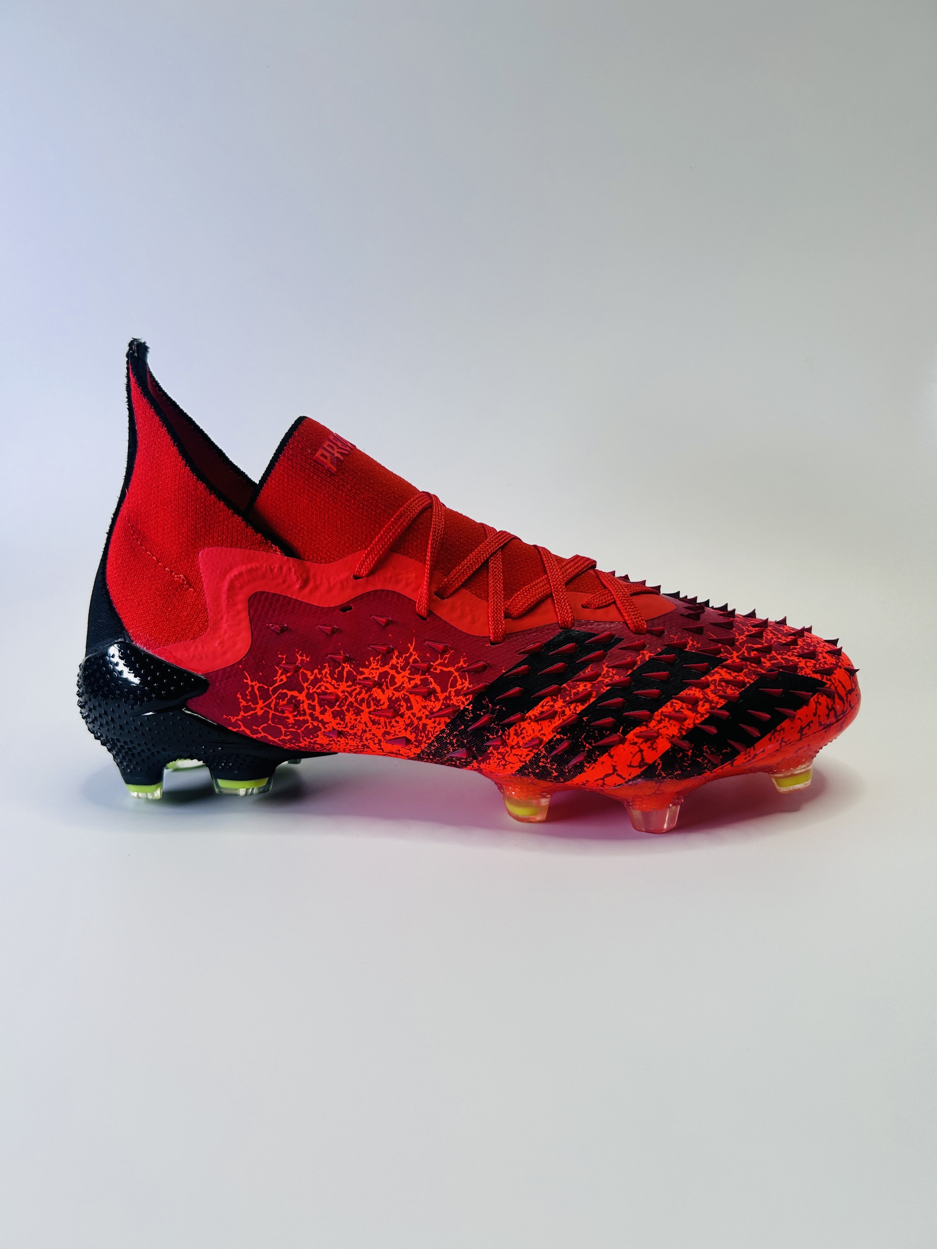Predator Freak Solar Red