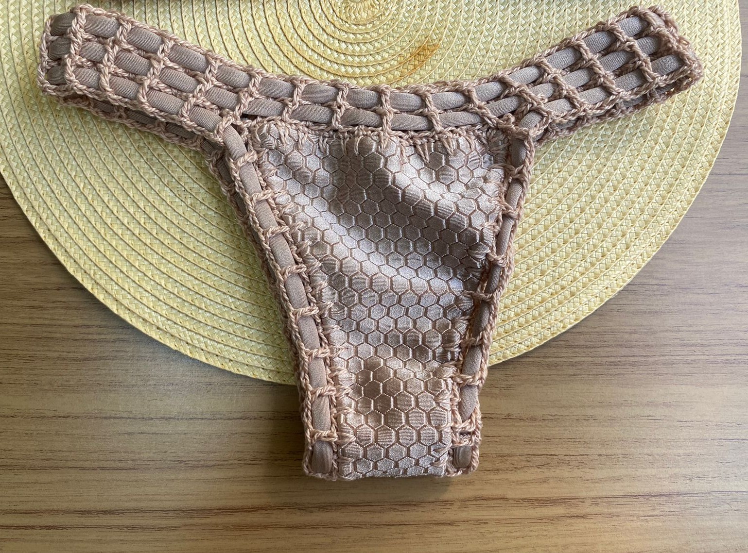 Calcinha Tradicional Colméia Amêndoa 