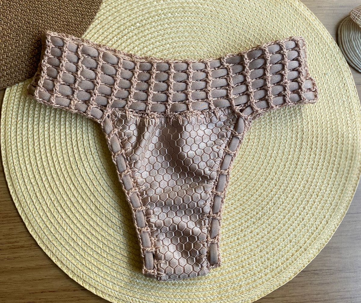 Biquíni Colméia Amêndoa Cinturado 