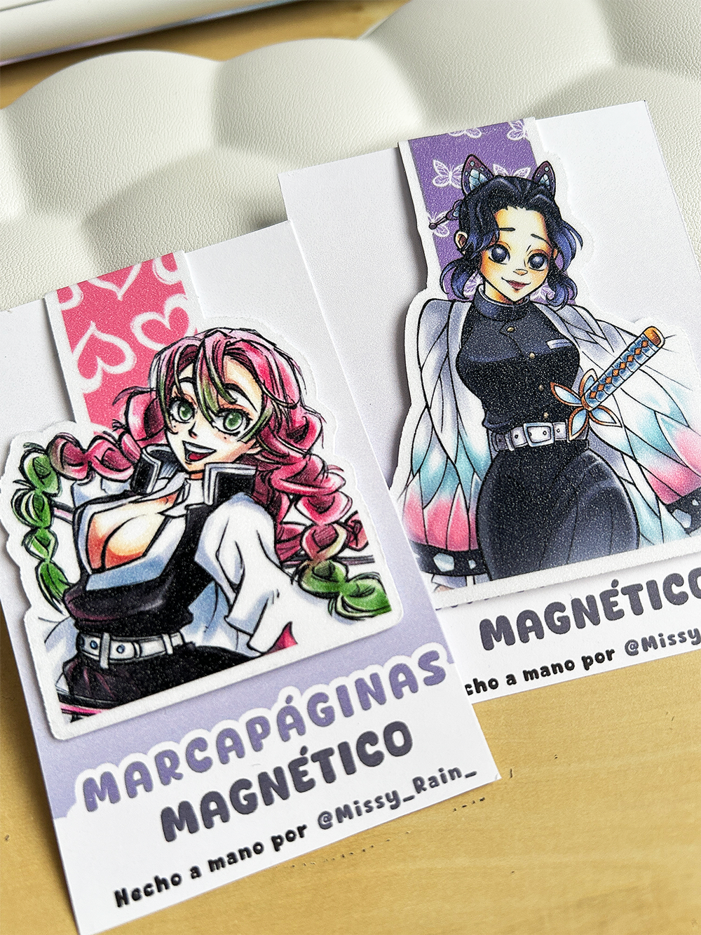 ✦ 𝗖𝗵𝗶𝗰𝗮𝘀 𝗗𝗲𝗺𝗼𝗻 𝗦𝗹𝗮𝘆𝗲𝗿 𝗚𝗹𝗶𝘁𝘁𝗲𝗿 ✦ marcapáginas magnéticos