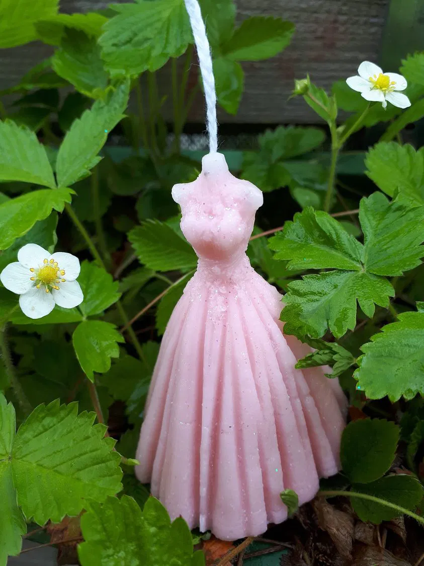 Kerze in Form eines Kleides/Brautkleid