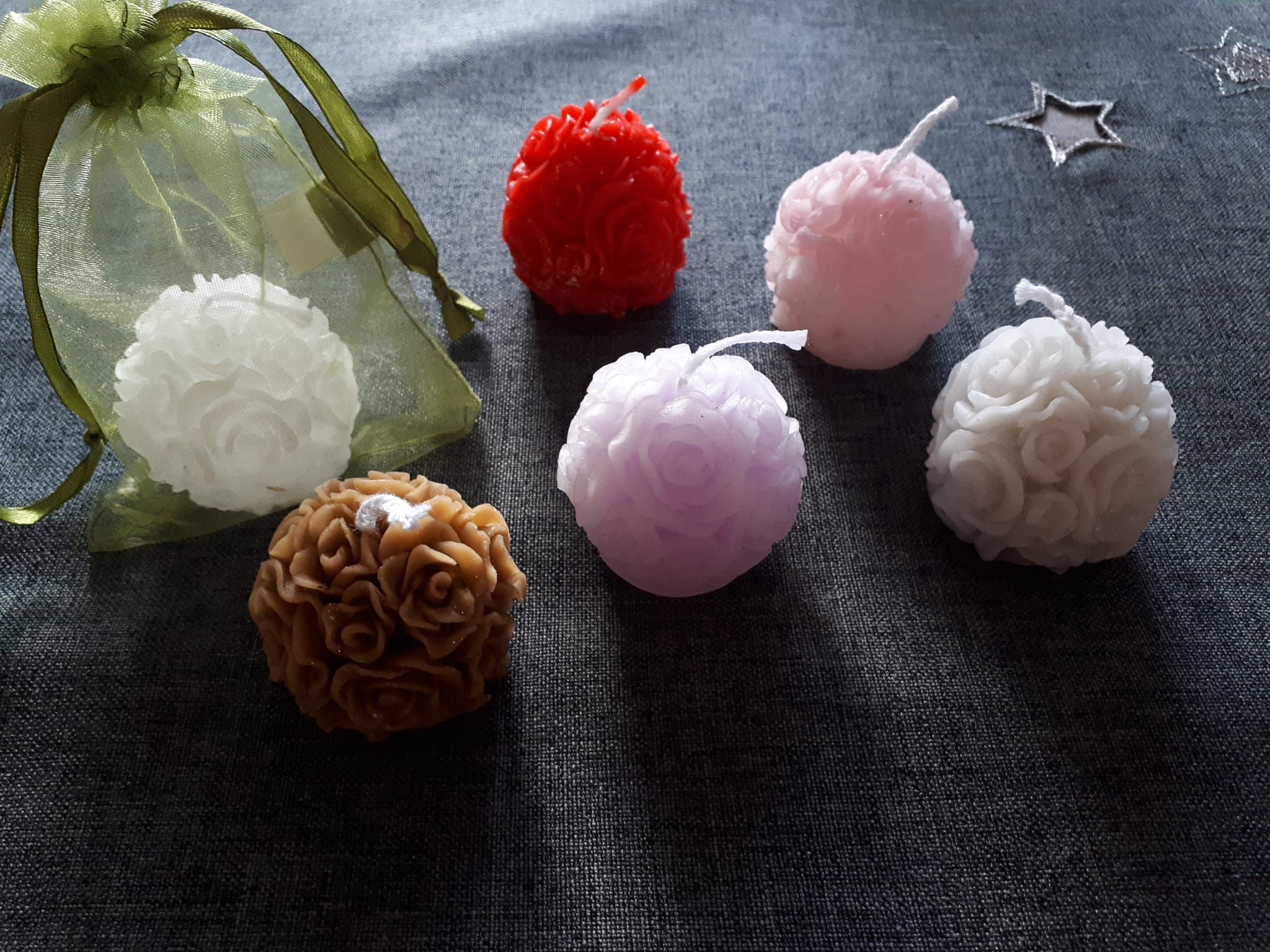 Rosenförmige Kerzen