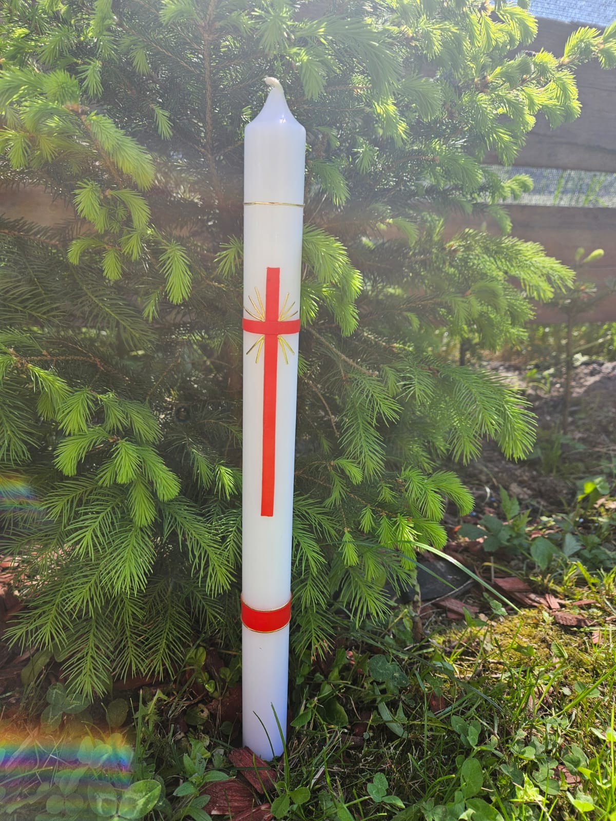 Große Kerze mit rotem Kreuz