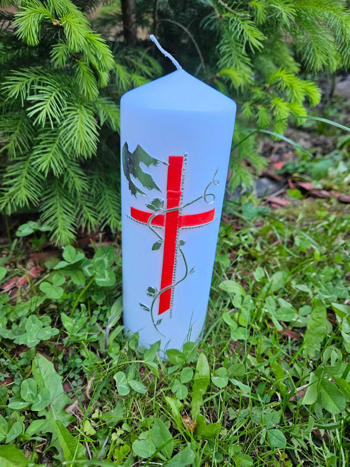 Kerze mit rotem Kreuz