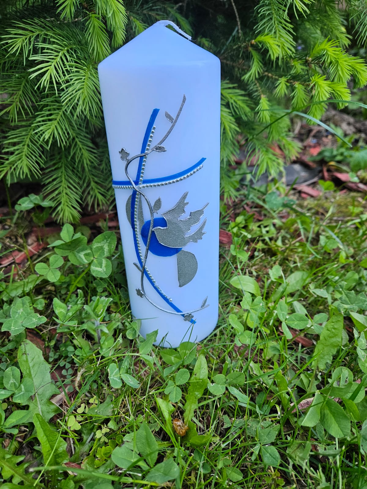 Weiße Kerze mit Verzierung