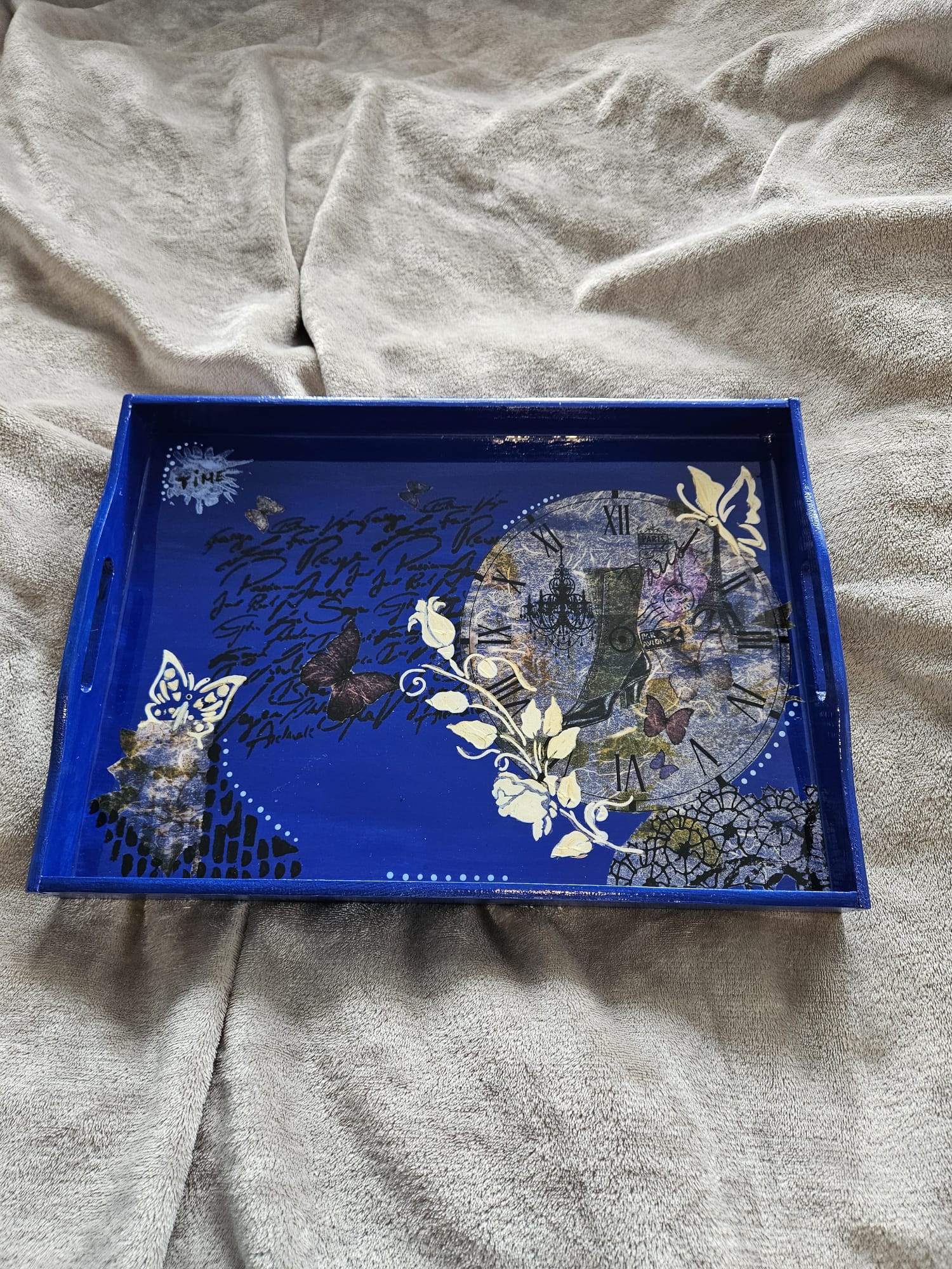 Blaues Tablett mit Stiefel