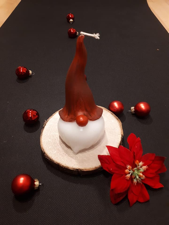 Weihnachtskerze im Wichtel-Design