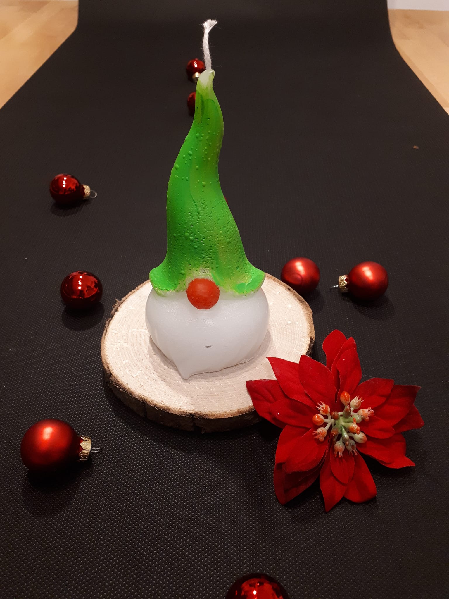 Weihnachtskerze im Wichtel-Design