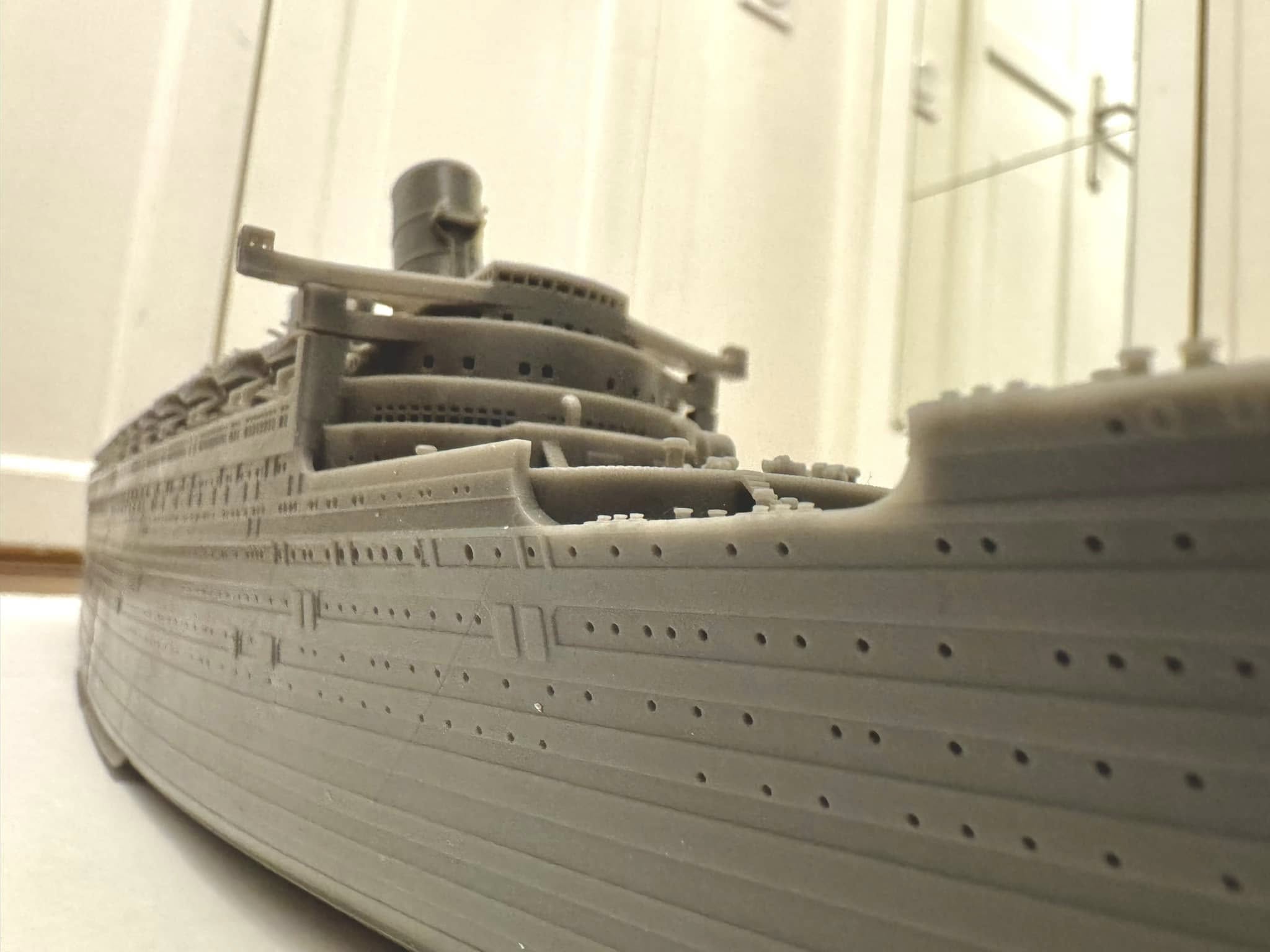 R.M.S. Queen Mary 1/450 Model Kit