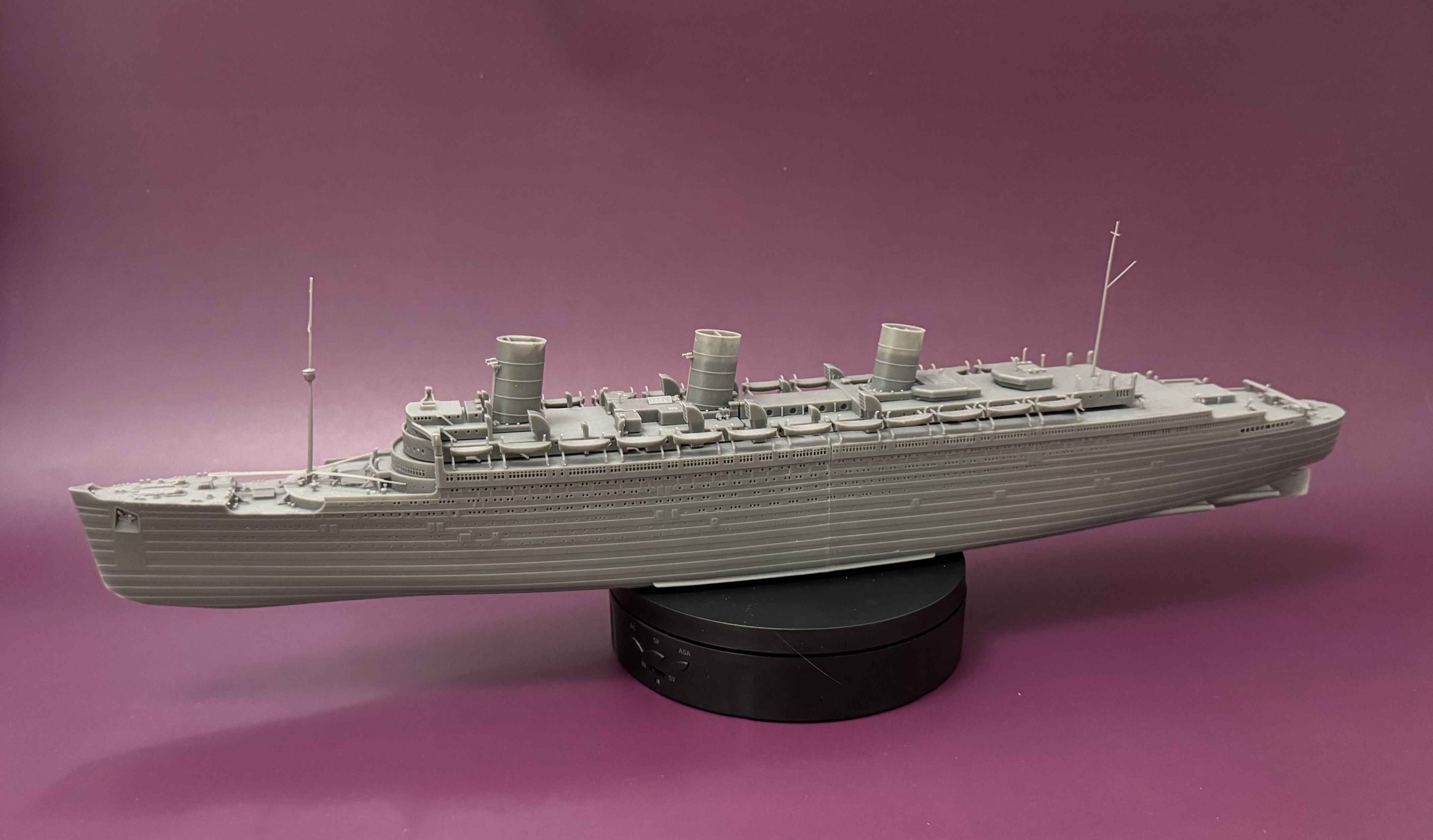 R.M.S. Queen Mary 1/450 Model Kit