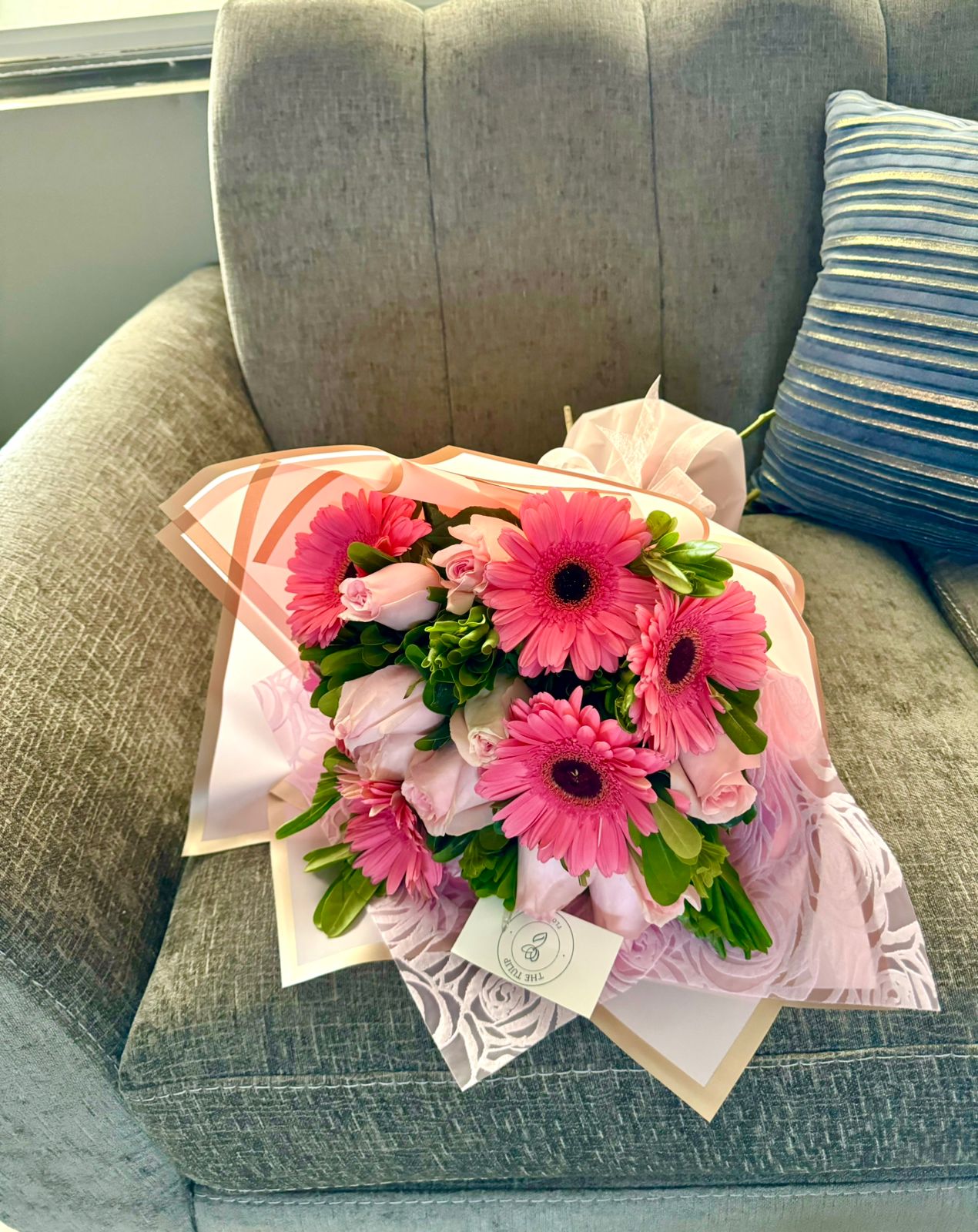 Ramo de rosas y gerberas