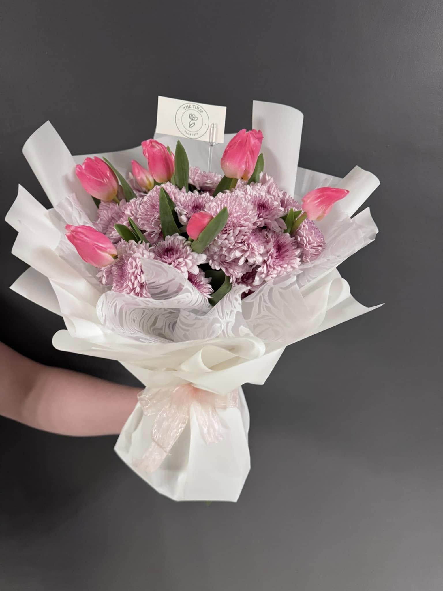 10 tulipanes con margaritas