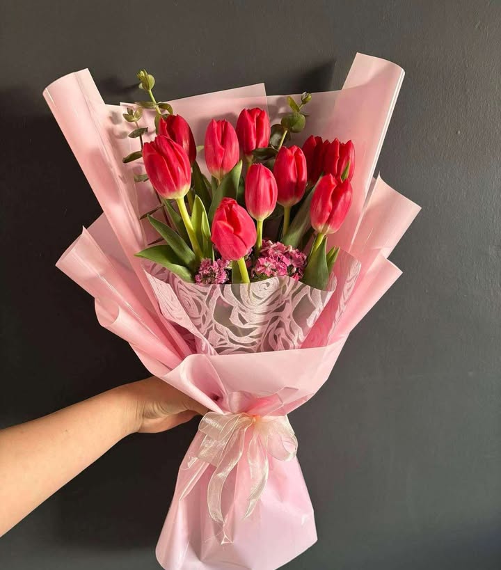 Tulipanes rojos y flores