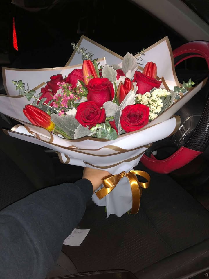 Ramo de tulipanes y rosas rojas