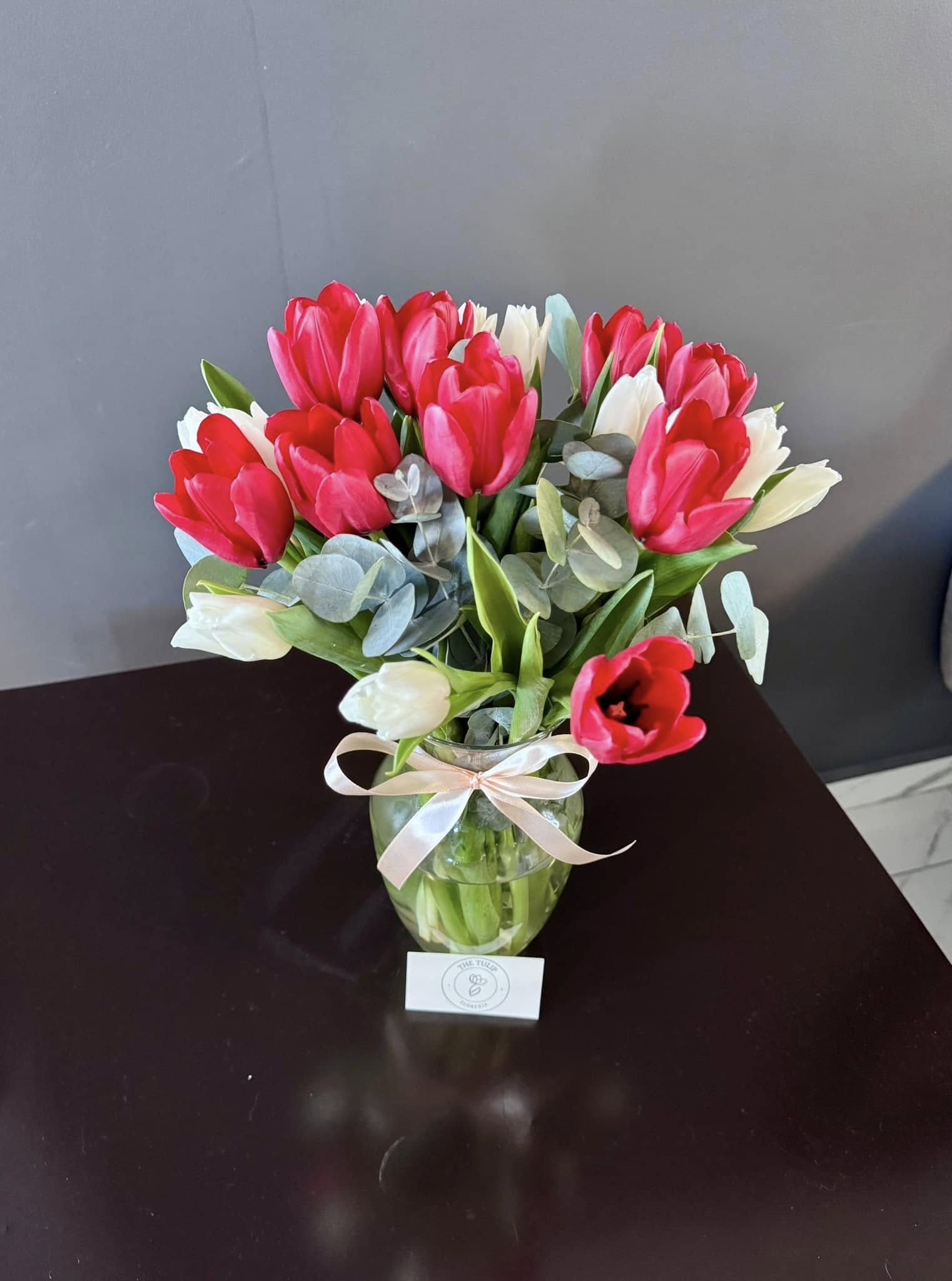 Jarrón de tulipanes y follaje