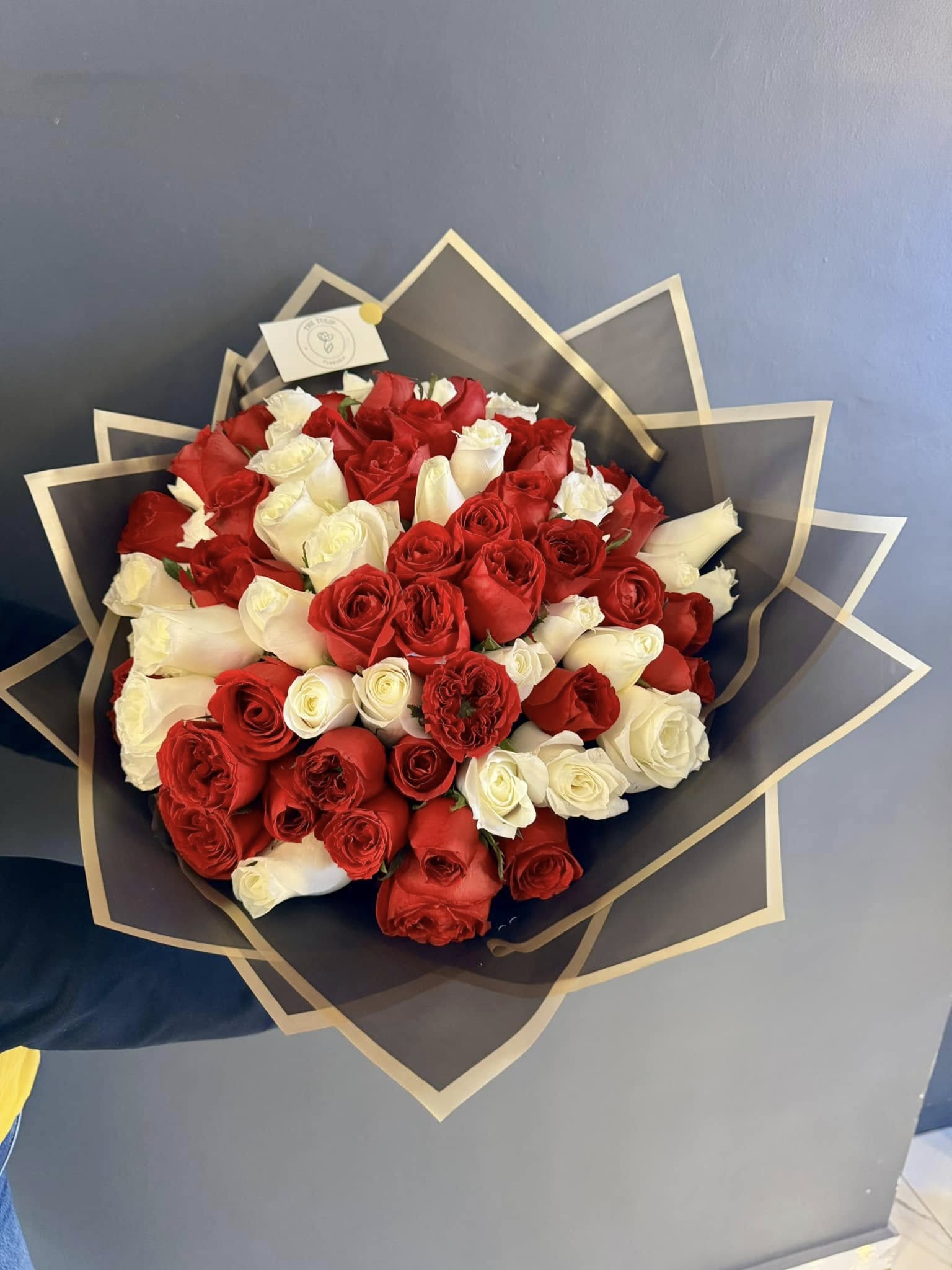 100 rosas blancas con rojo