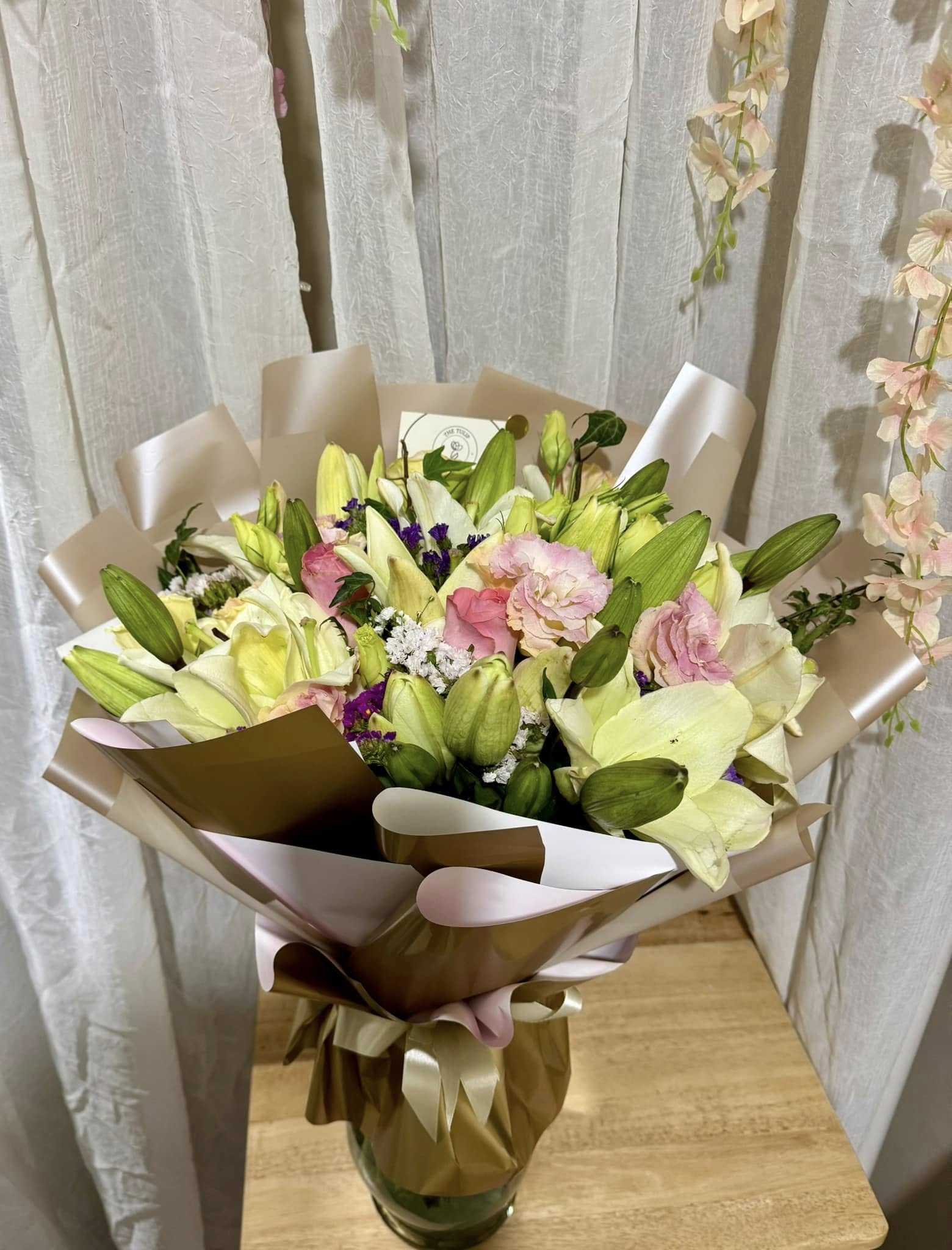 Lirios con rosas