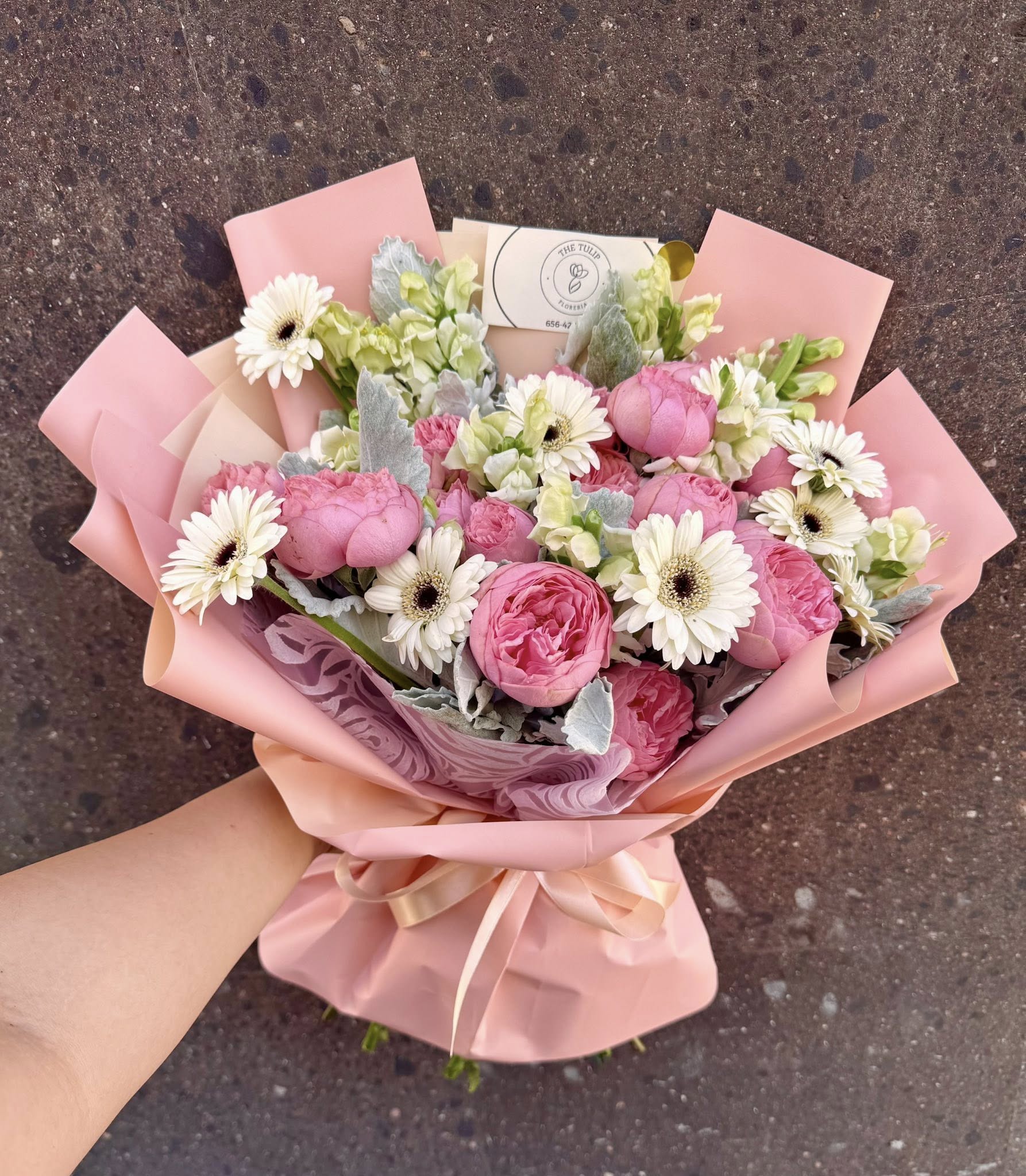 Rosas inglesas y gerberas