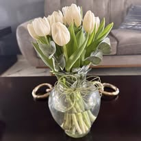 jarrón de tulipanes blancos