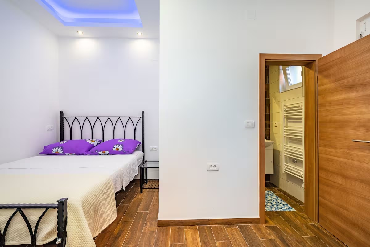 B - Doppelzimmer mit privatem Badezimmer