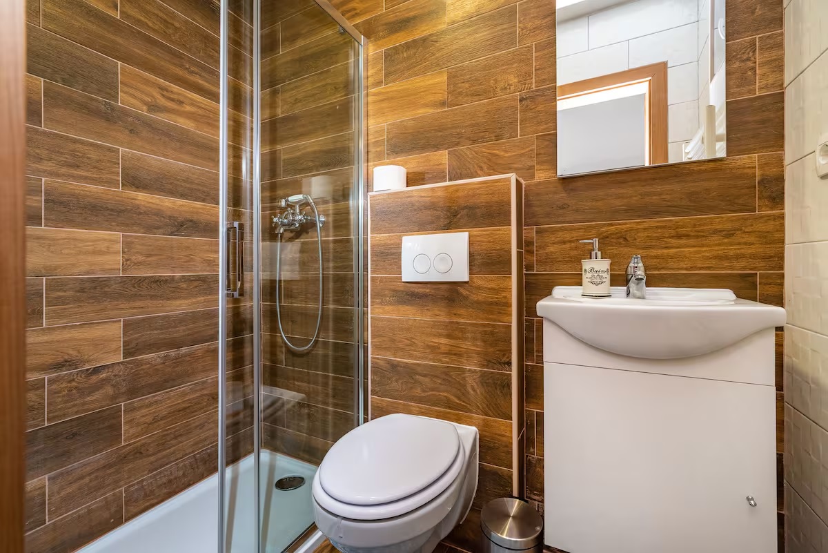 B - Doppelzimmer mit privatem Badezimmer
