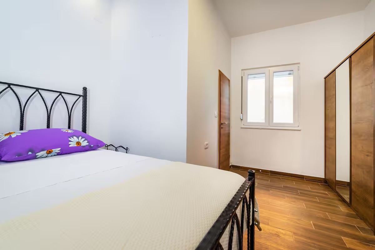 B - Doppelzimmer mit privatem Badezimmer