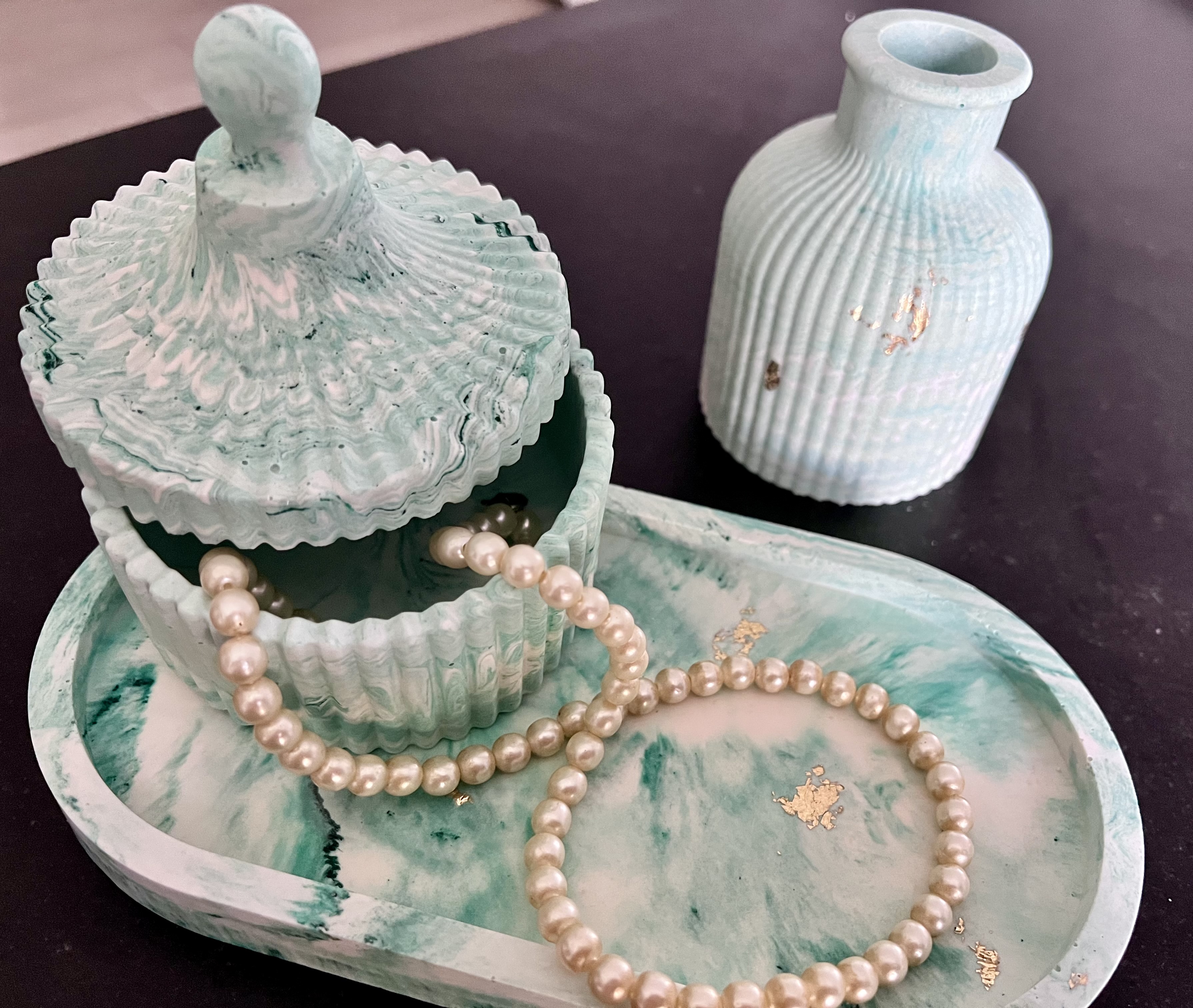 Set 3 pièces Jesmonite Little Bottle Pot and plate