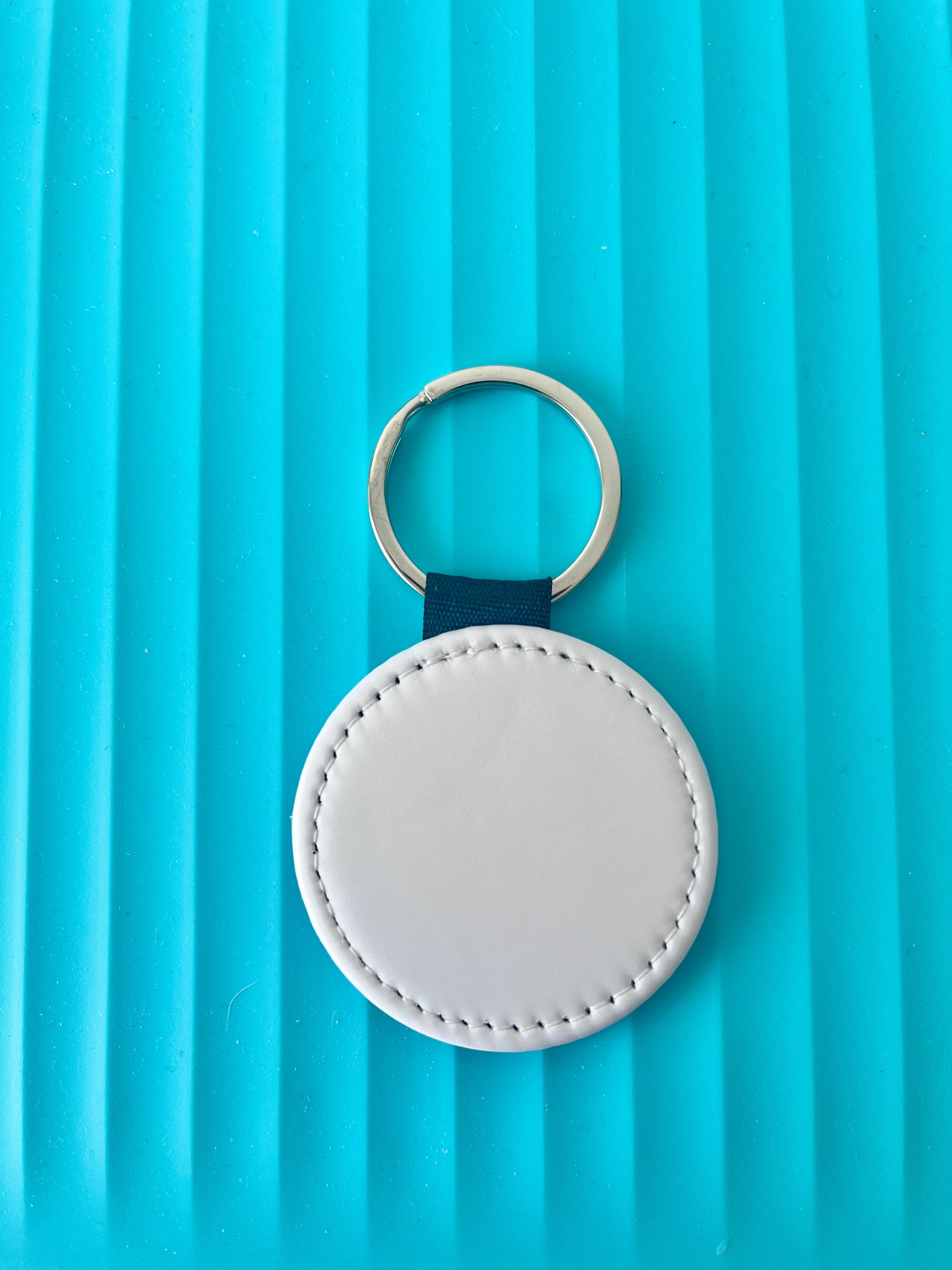 Porte-clés effet cuir rond