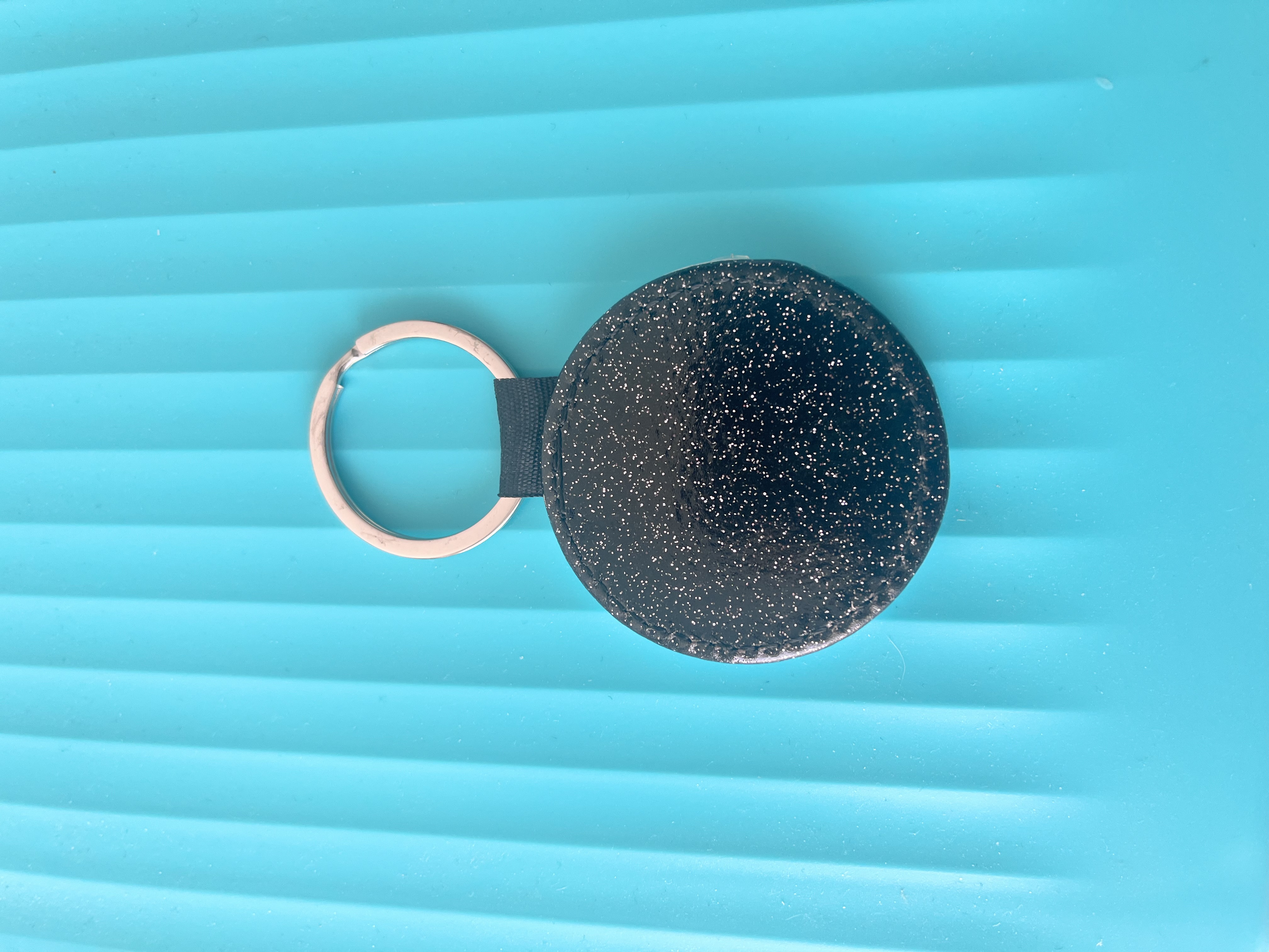 Porte-clés effet cuir rond 