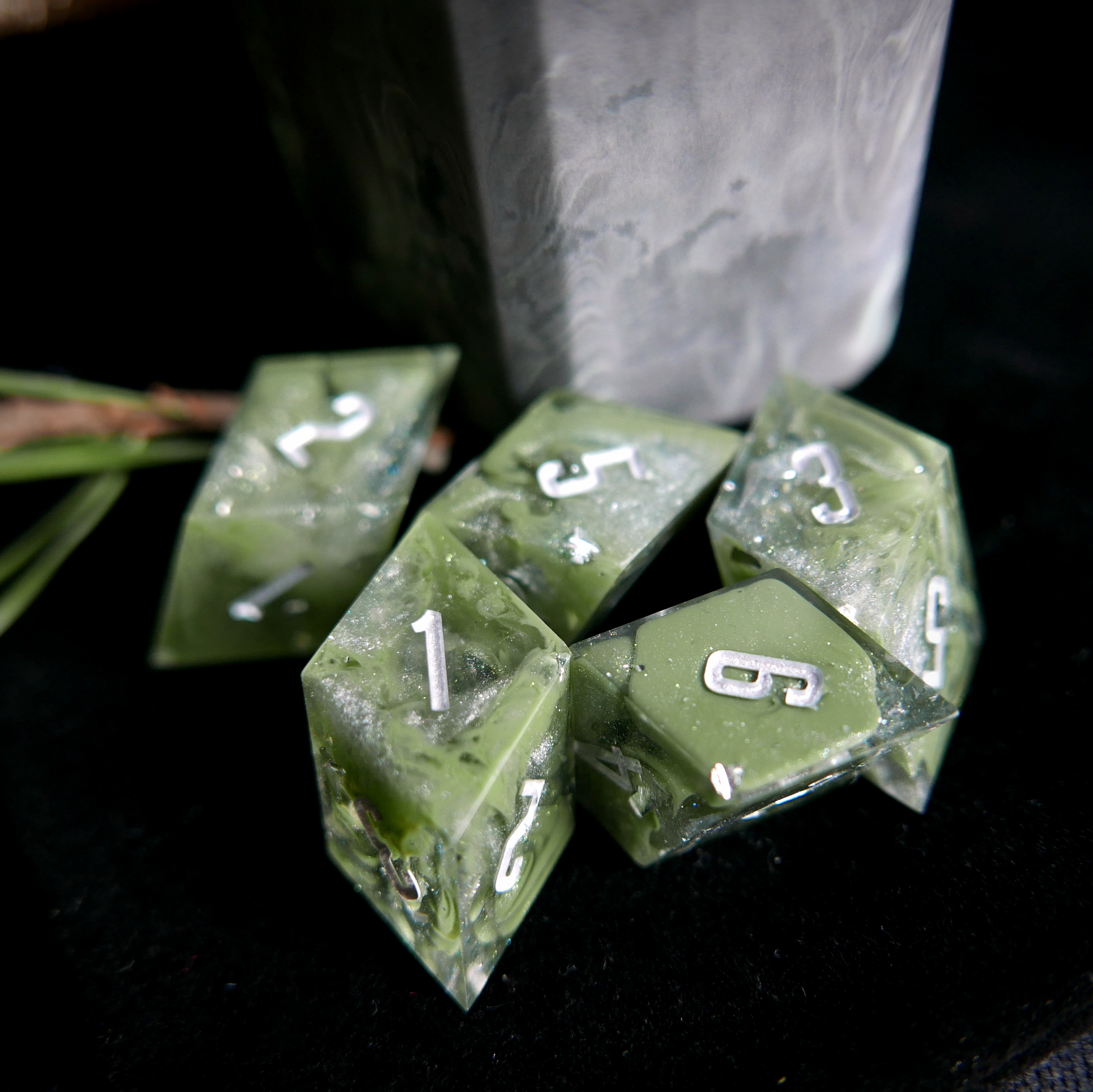 Set de Yams Vert : 5 Dés et 1 Gobelet