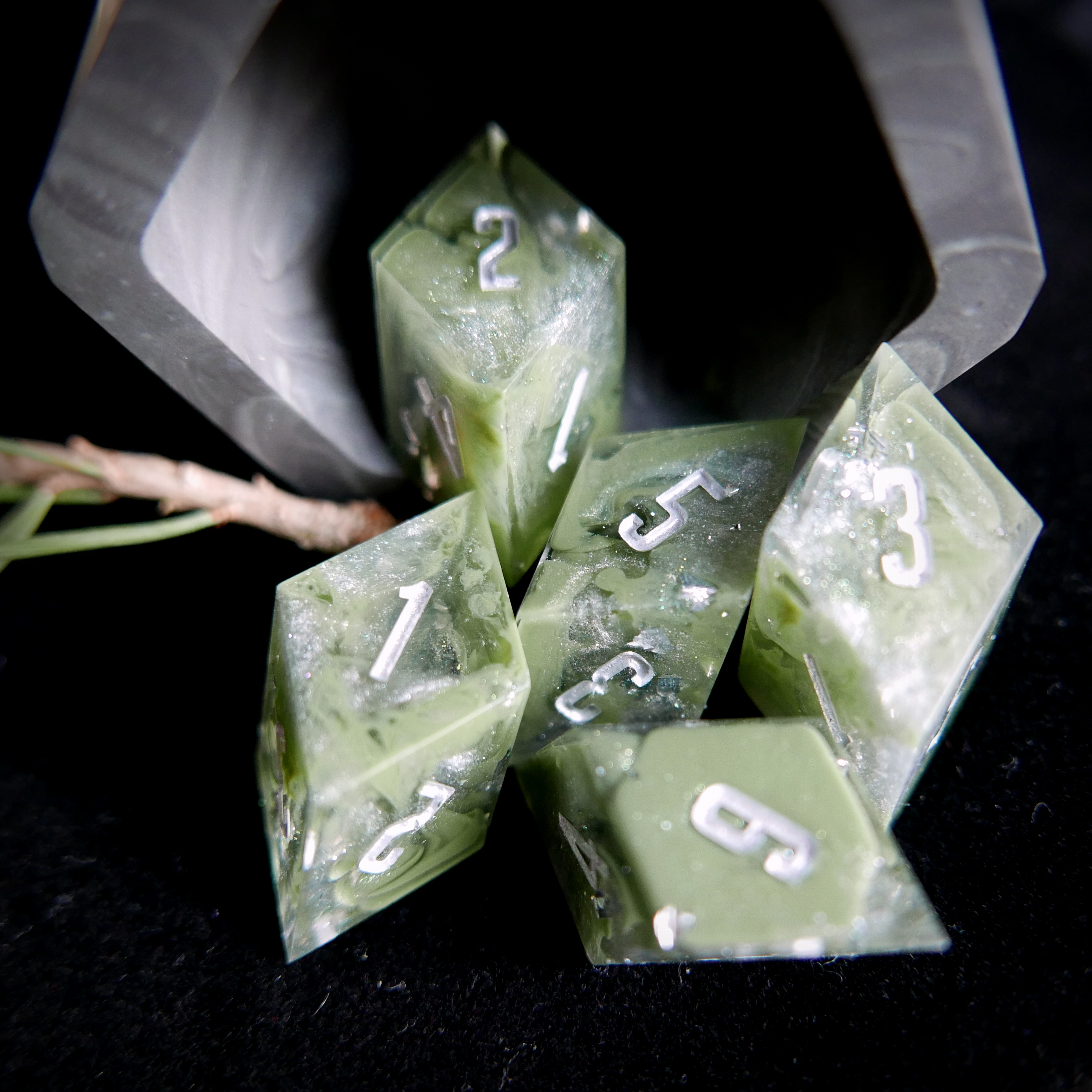 Set de Yams Vert : 5 Dés et 1 Gobelet