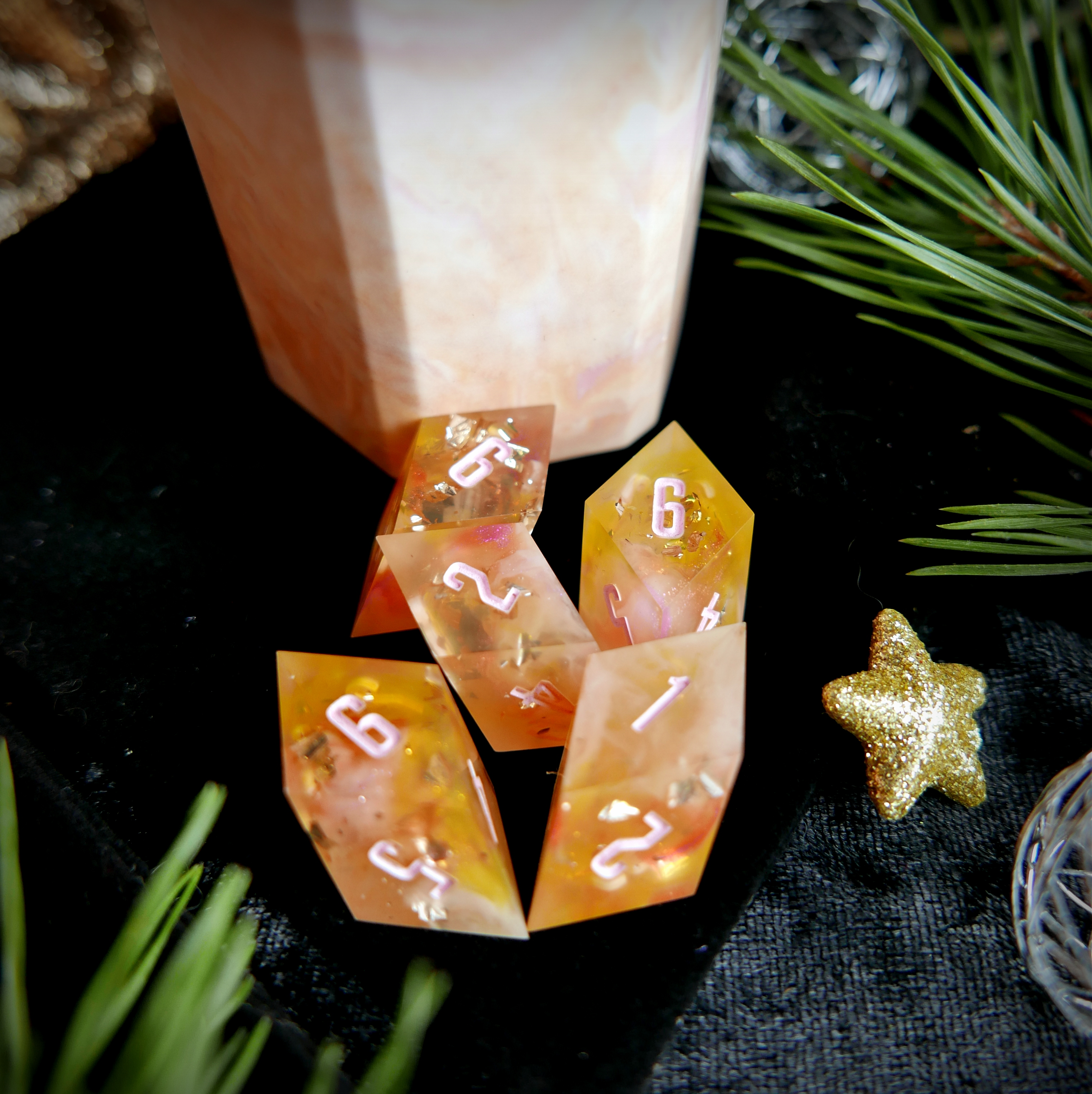 Set de Yams Jaune&Rose : 5 Dés et 1 Gobelet