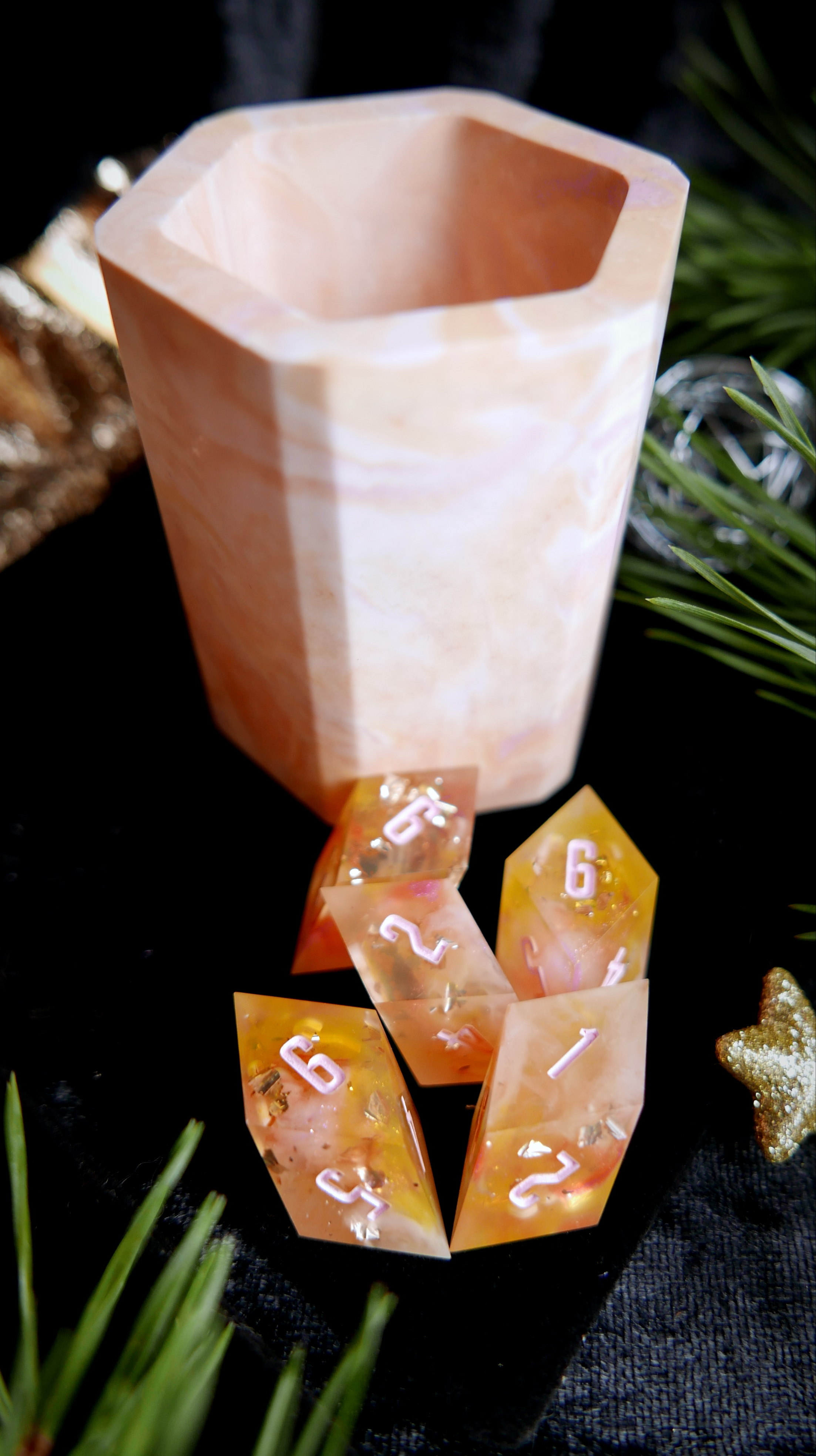 Set de Yams Jaune&Rose : 5 Dés et 1 Gobelet