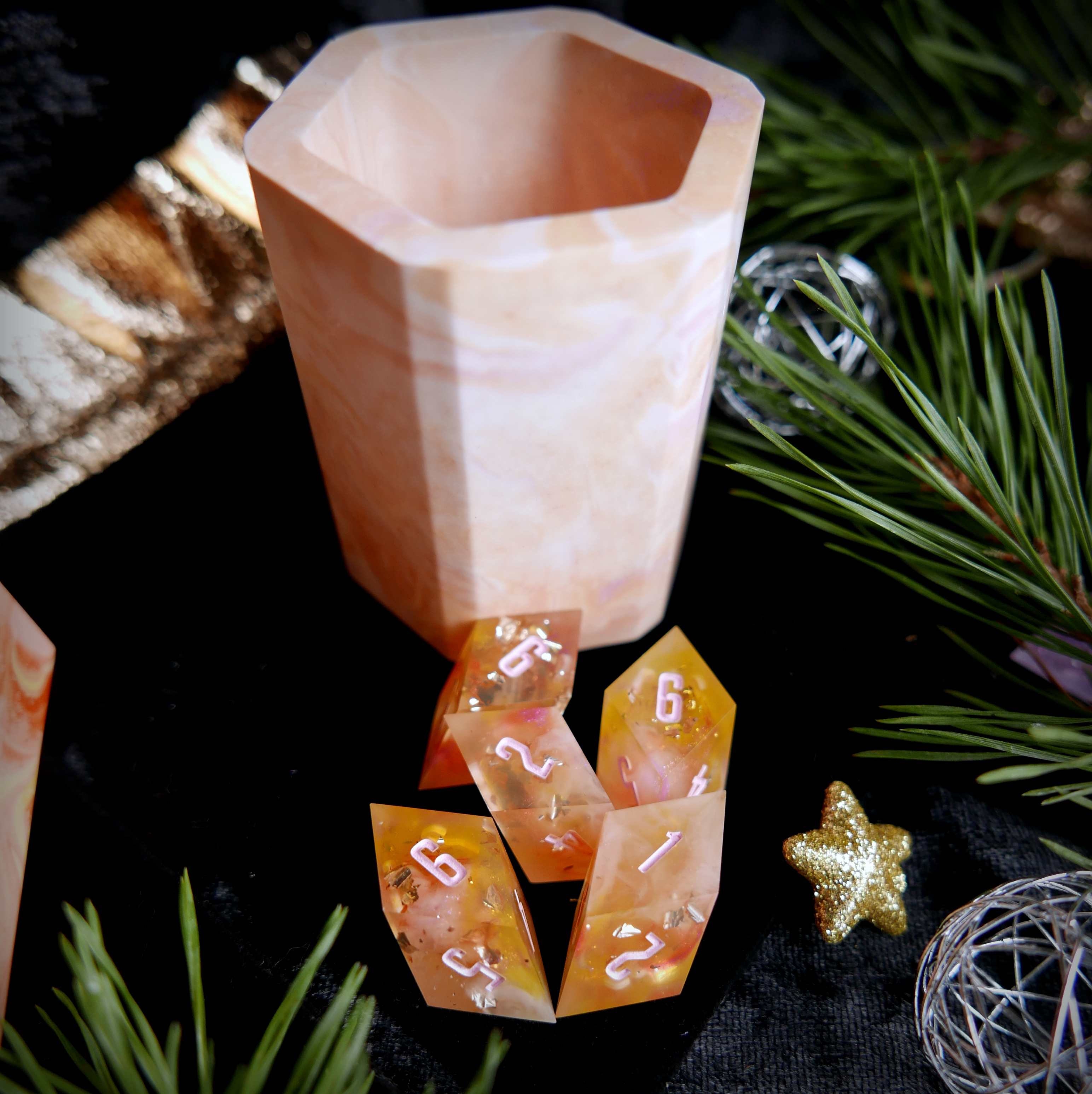 Set de Yams Jaune&Rose : 5 Dés et 1 Gobelet