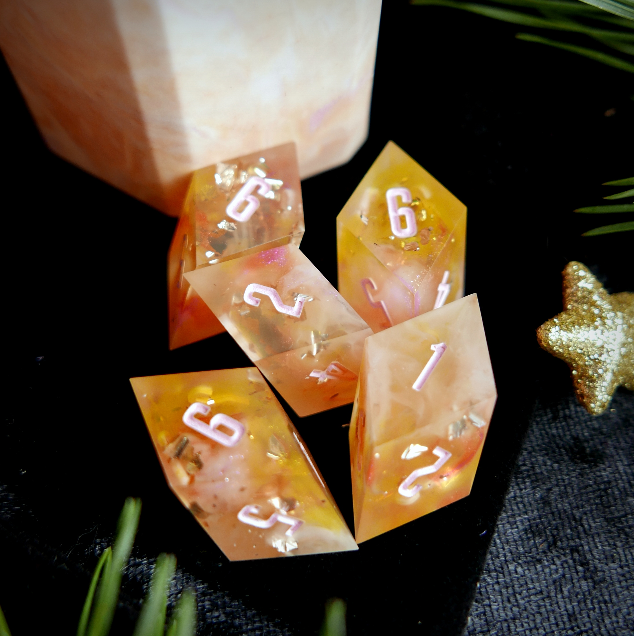 Set de Yams Jaune&Rose : 5 Dés et 1 Gobelet