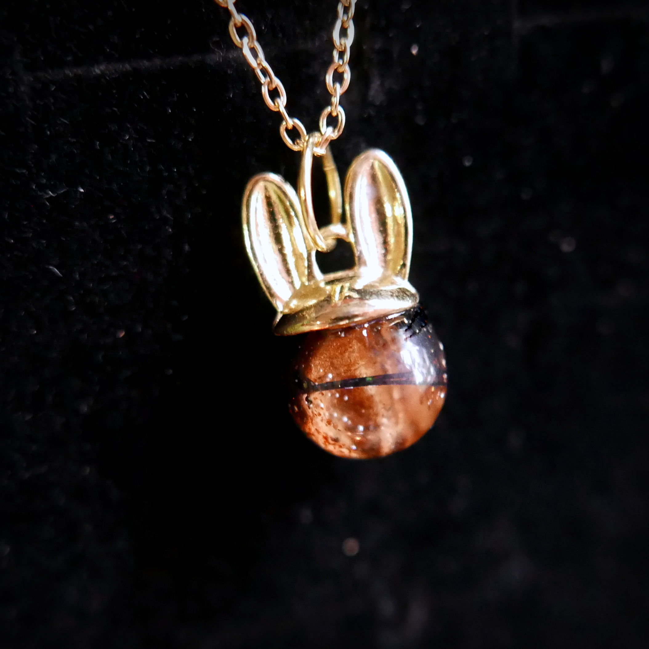 Pendentif - Perle en résine et oreilles de lapin