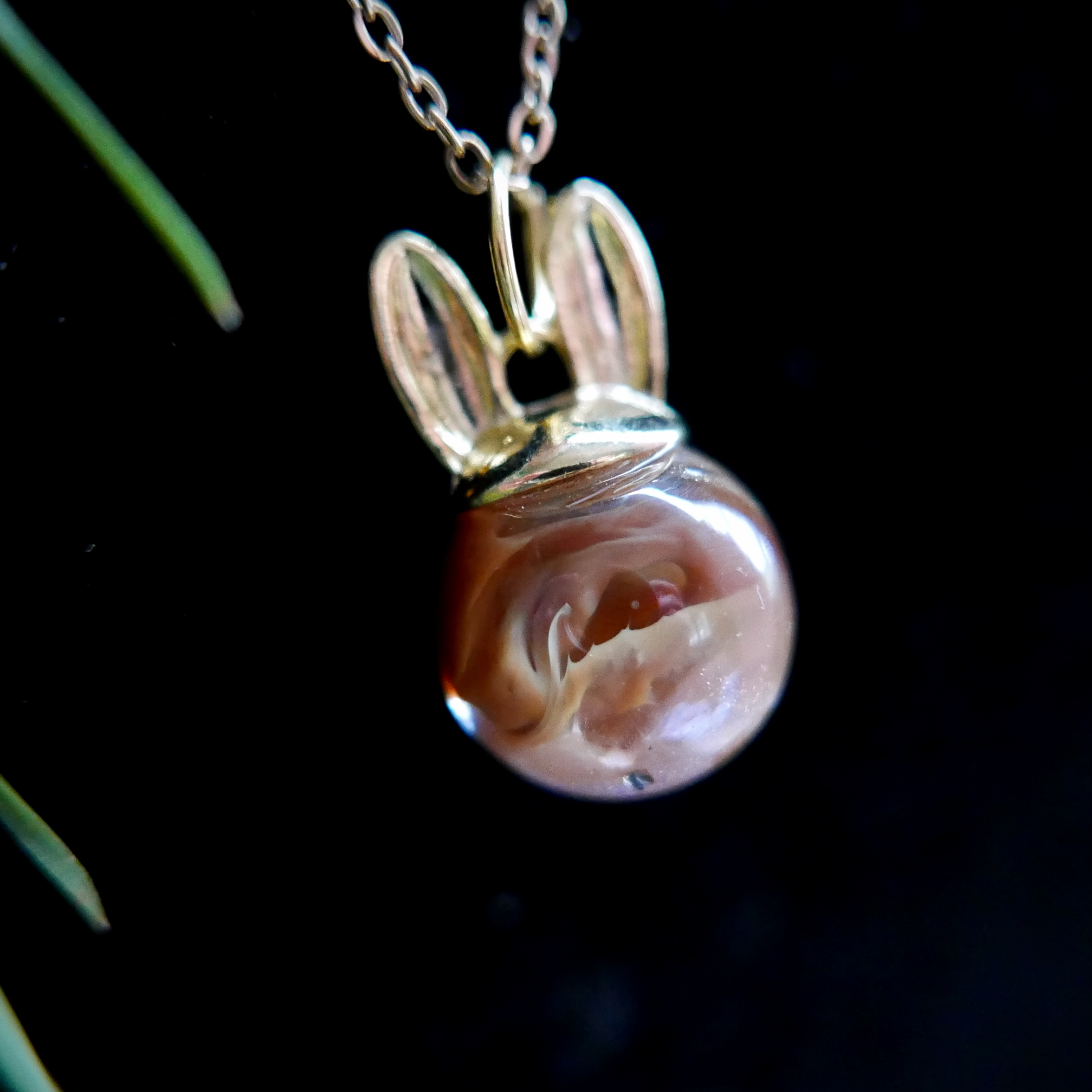 Pendentif - Perle en résine et oreilles de lapin